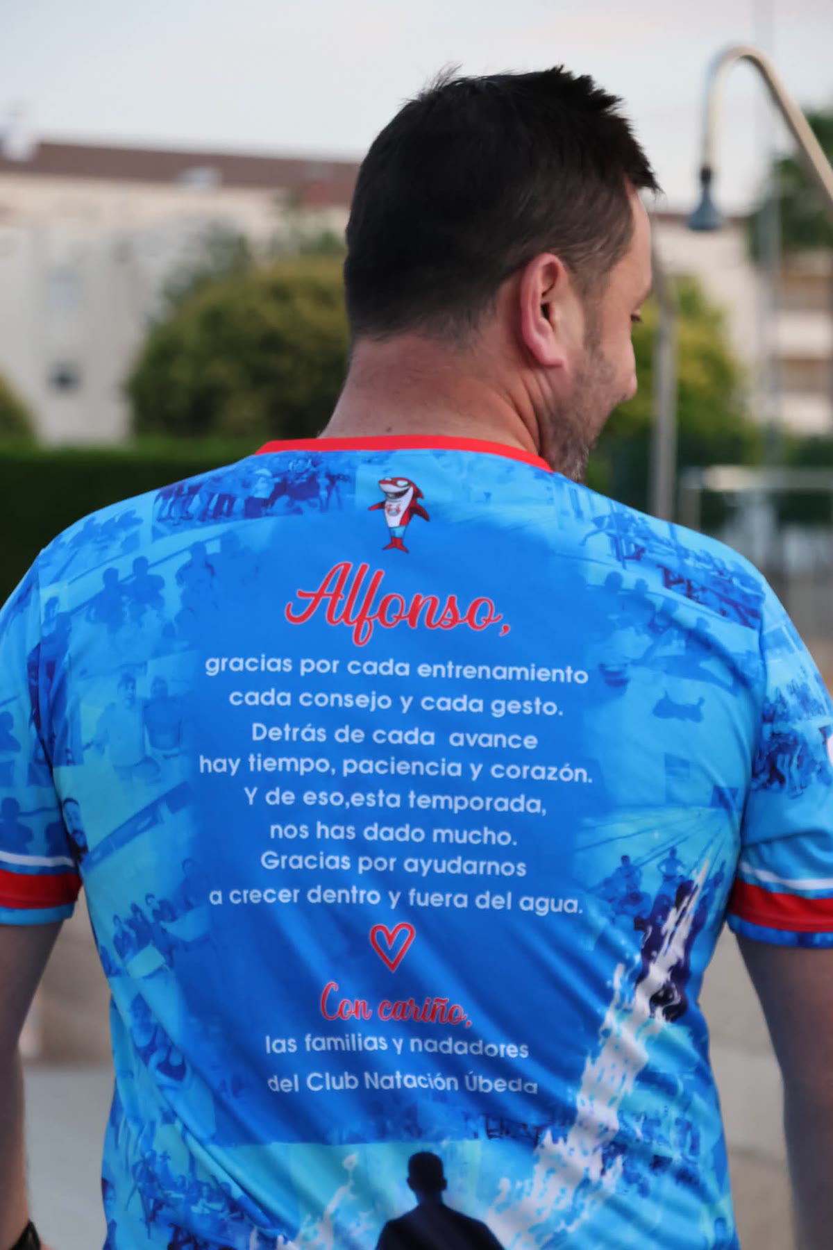 Camiseta regalada a Alfonso por las familias y nadadores del club