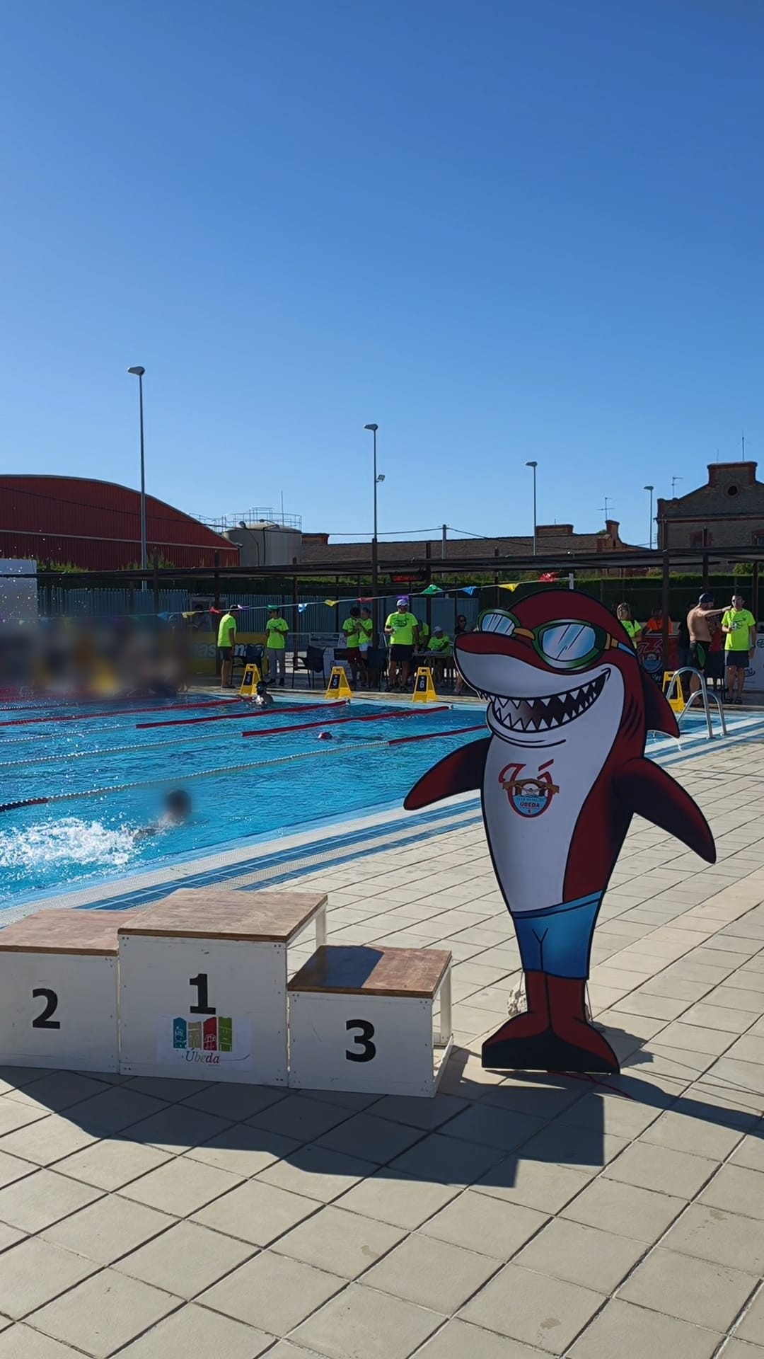 Podio de una competición del club con la mascota