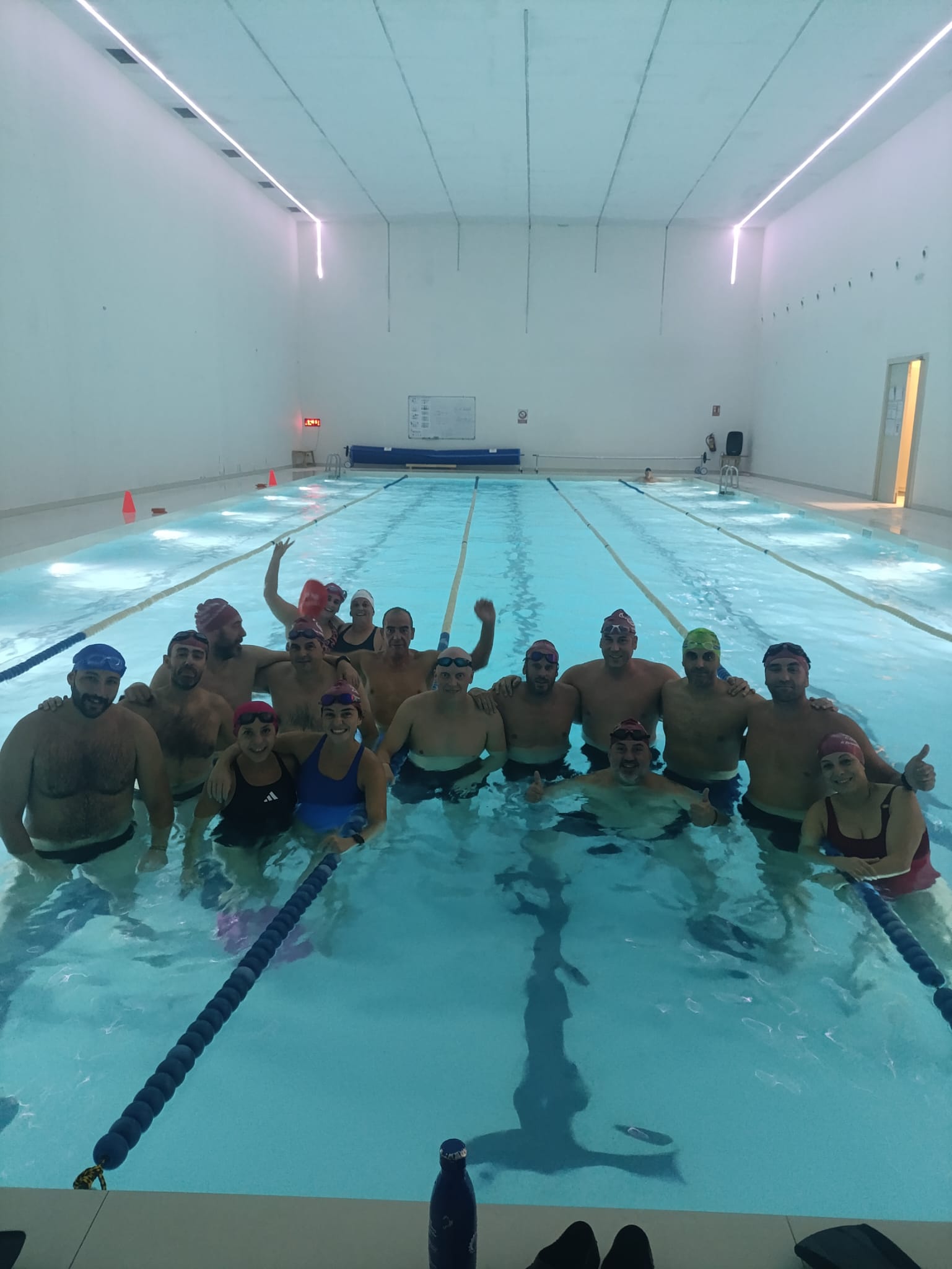 Grupo de nadadores máster durante un entrenamiento en la piscina
