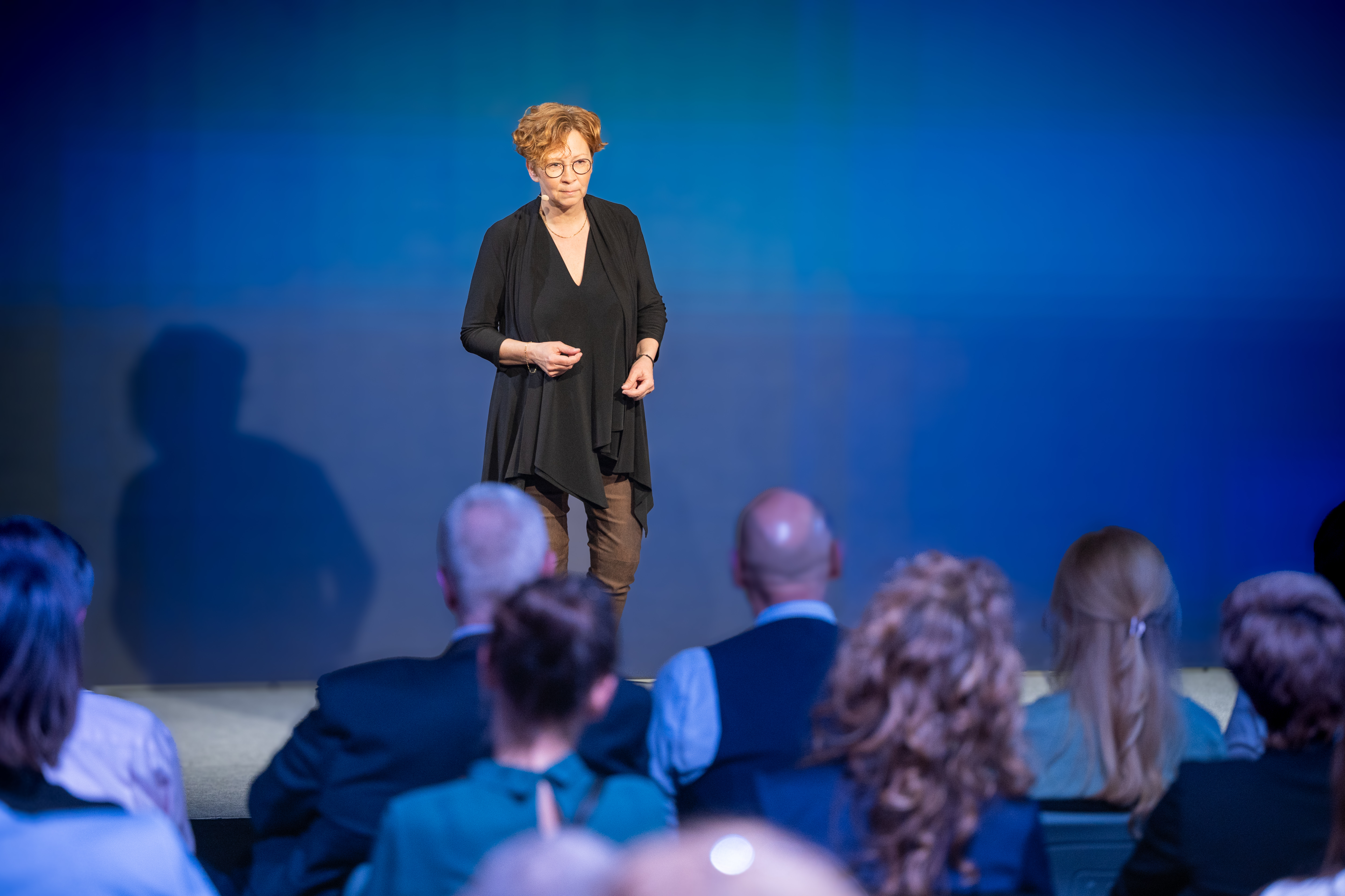 Sandra Hahne als Speakerin bei einem Impulsvortrag vor Publikum