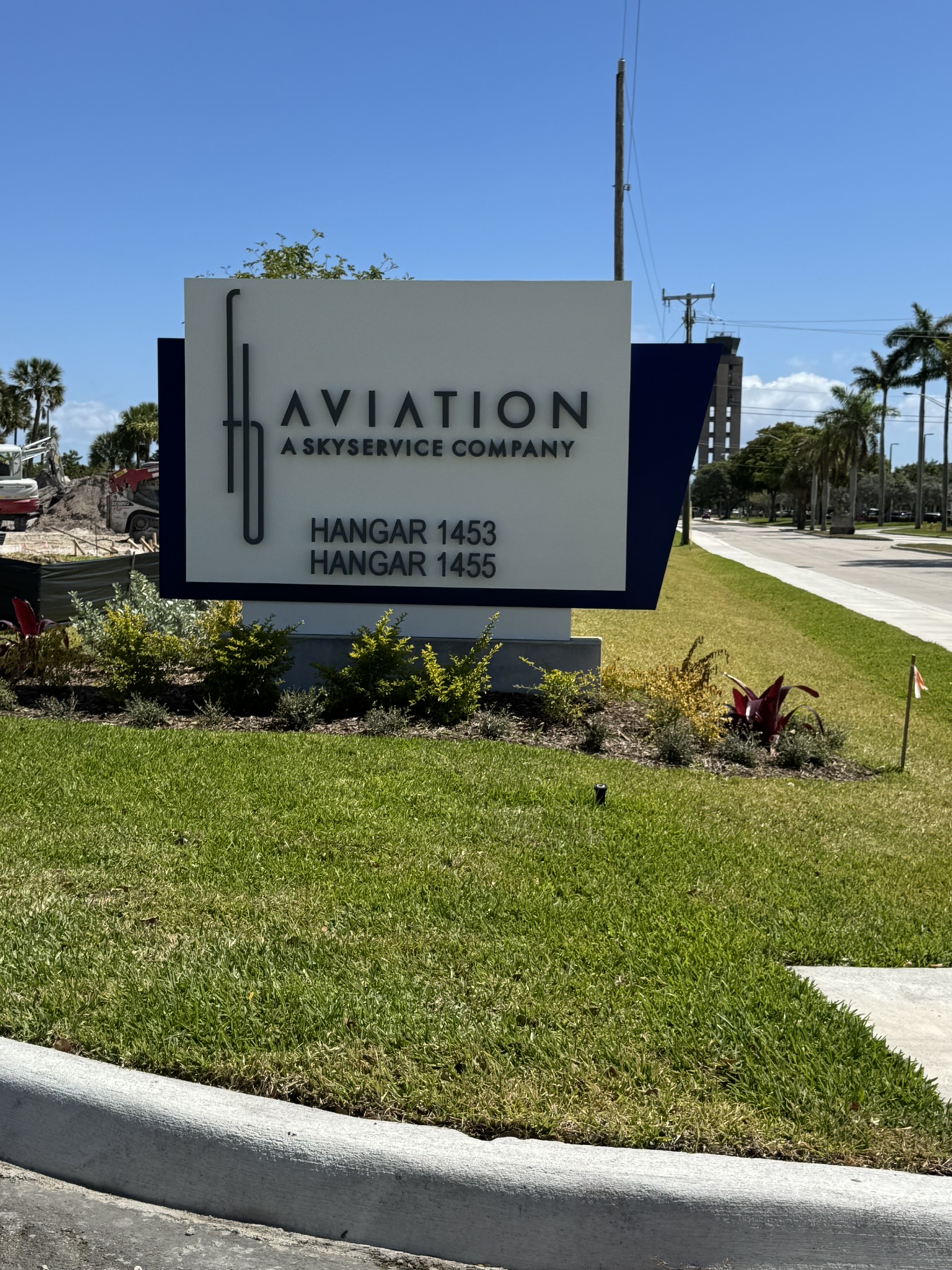 Skyservice Aviation — Exterior Wayfinding & Monument Signage