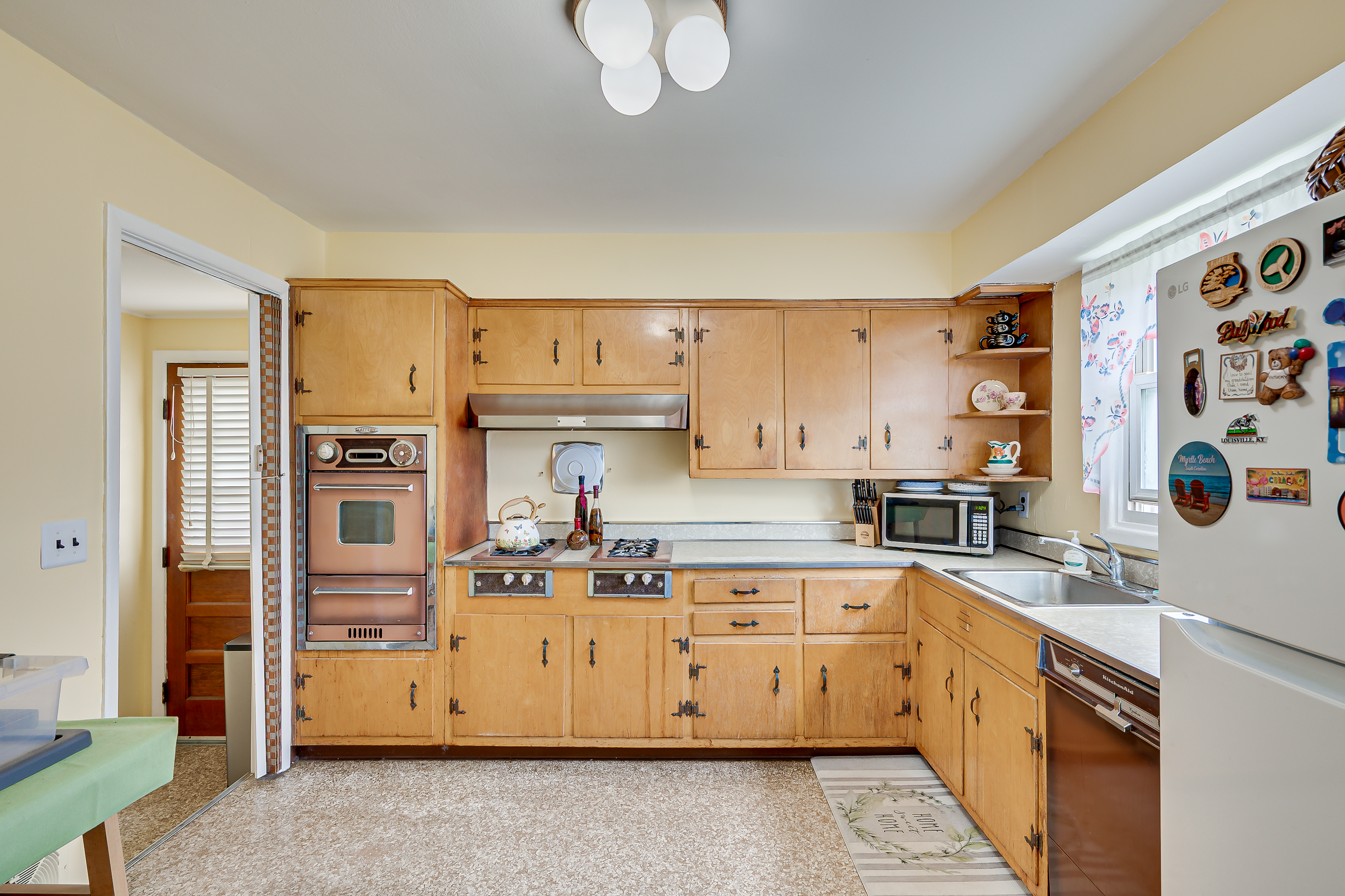 Spacious Eat-In Kitchen