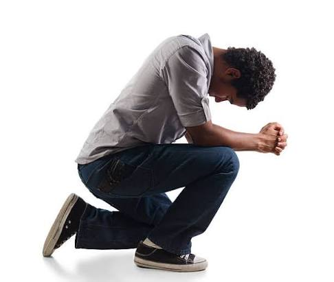 Hombre con la cabeza inclinada en profunda reverencia