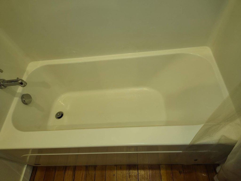 Deep Bathroom Soaking Tub Descaling & Sanitization