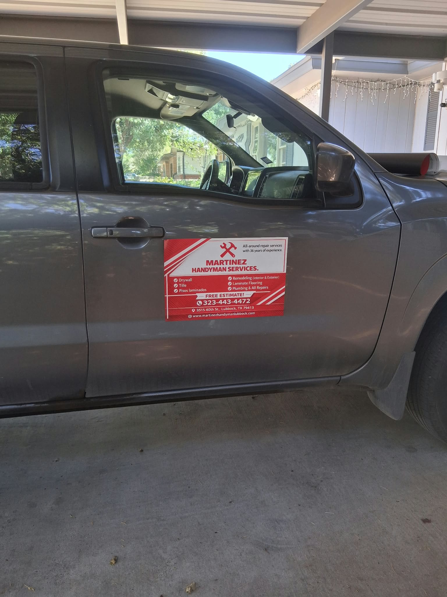 Troca con el letrero del negocio de Martinez Handyman Services