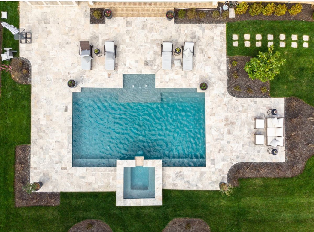 Pool with spa & water feature