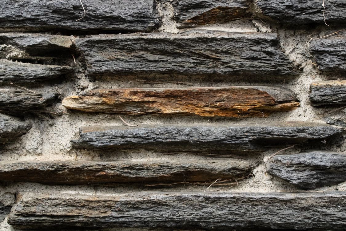 Natural stone wall structure