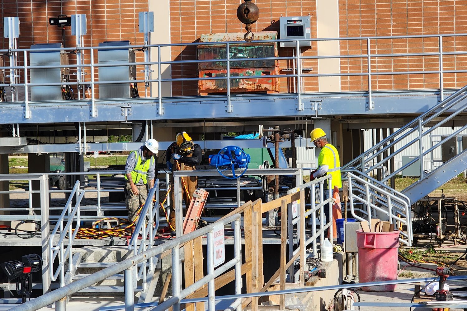 Diver and crew at a gate valve during the JEA Buckman project.