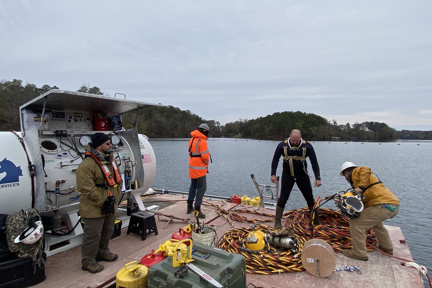 Barge dive spread with chamber and crew.