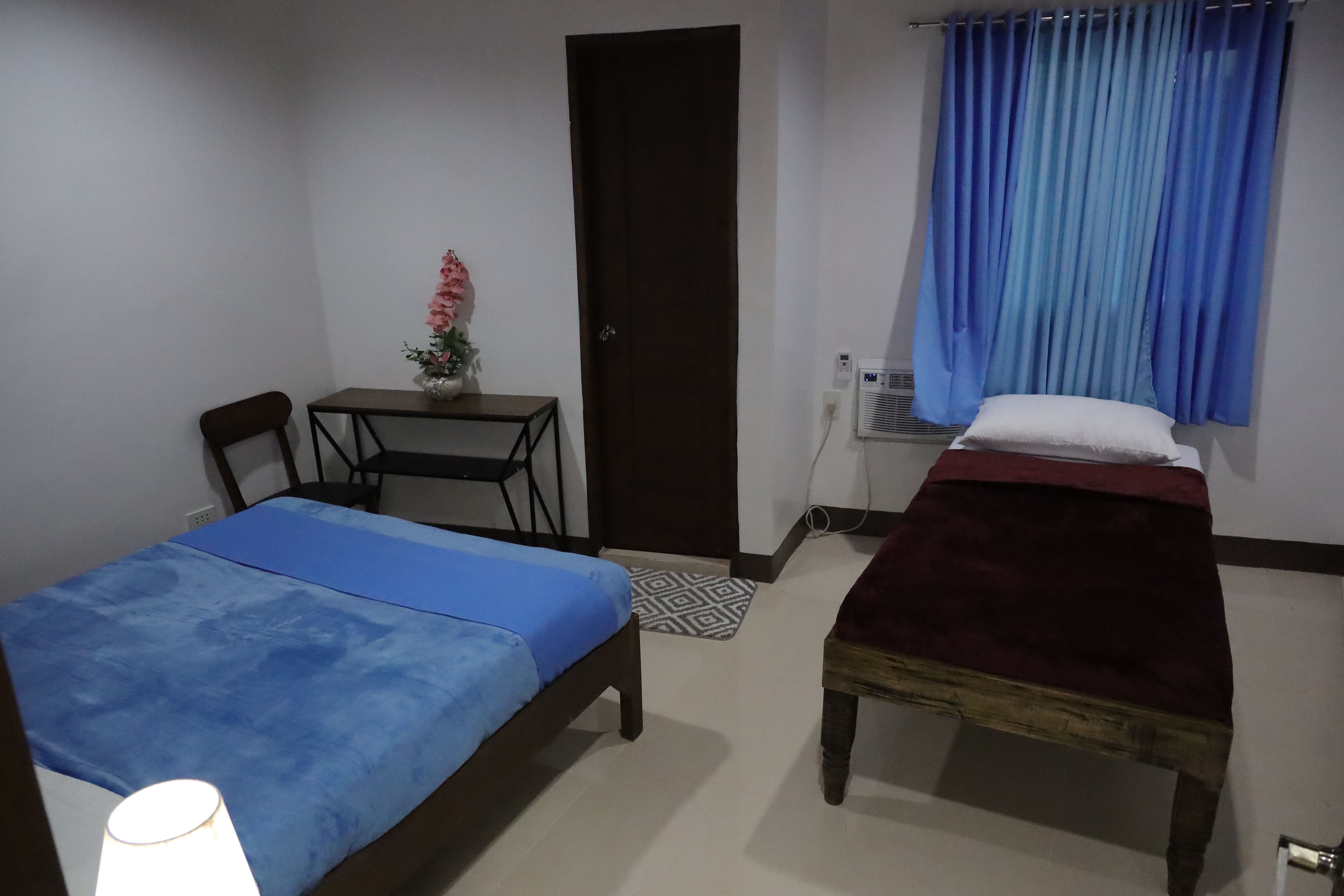 Spacious double room with double bed, single daybed, desk, and air conditioning