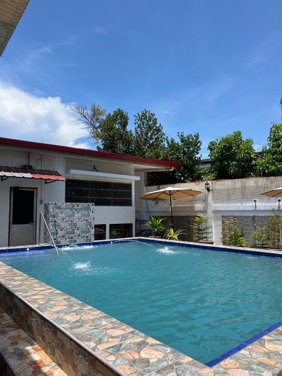 Free outdoor pool access for guests at Kirsys Travellers Inn