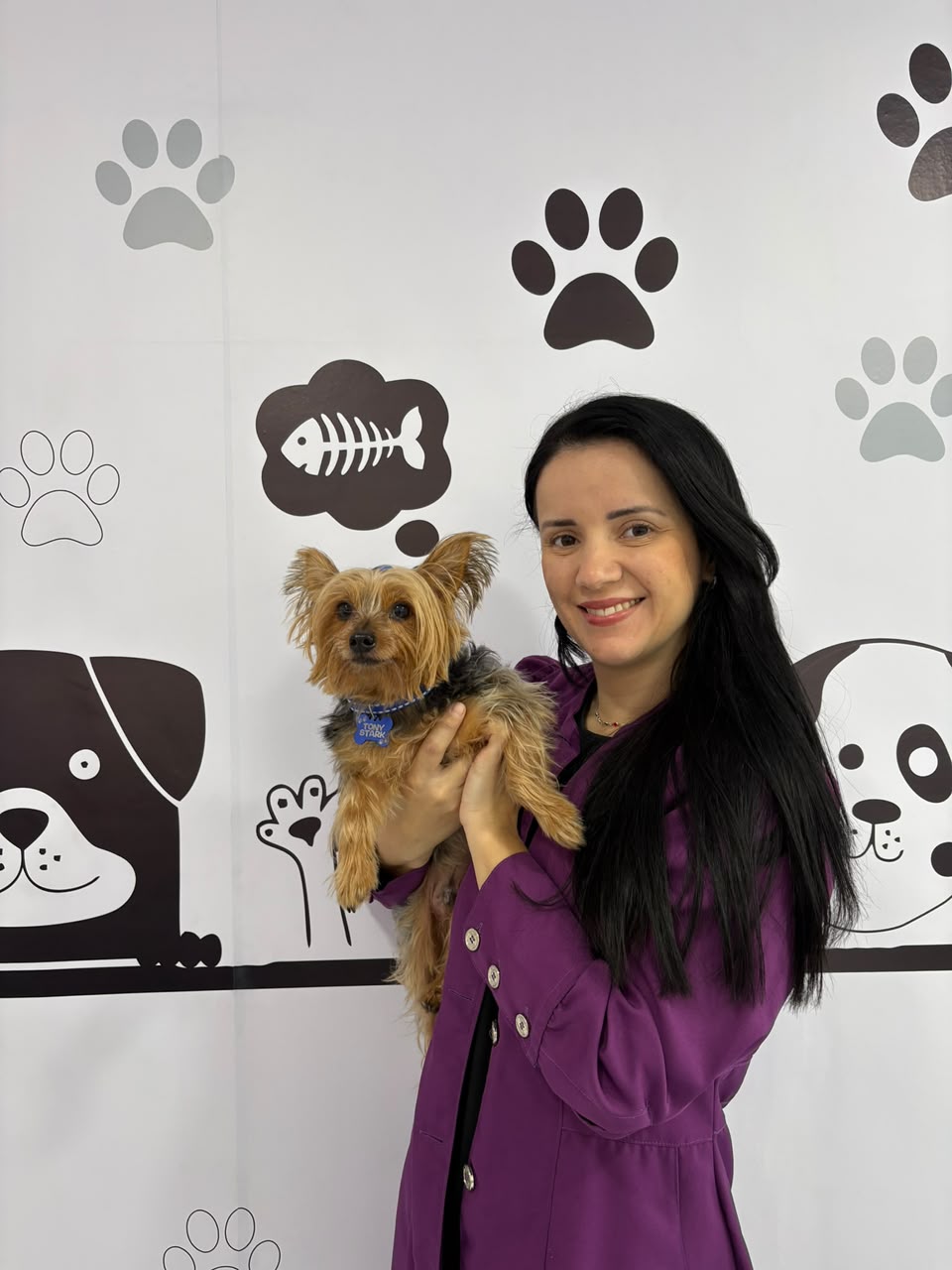 Dra. Paula com pet atendido no Consultório Veterinário Focinhos Iguaçu