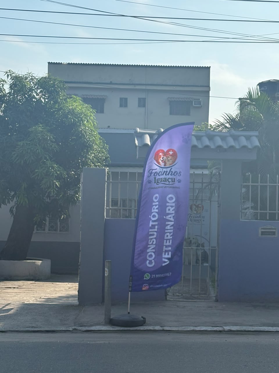 Fachada do Consultório Veterinário Focinhos Iguaçu na rua principal com estacionamento próprio