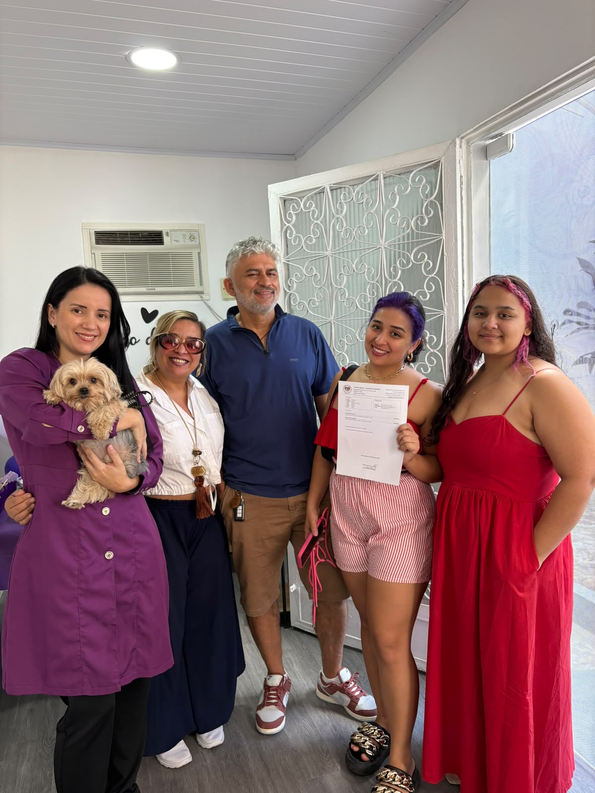 Tutores com Dra. Paula e pet no consultório Focinhos Iguaçu