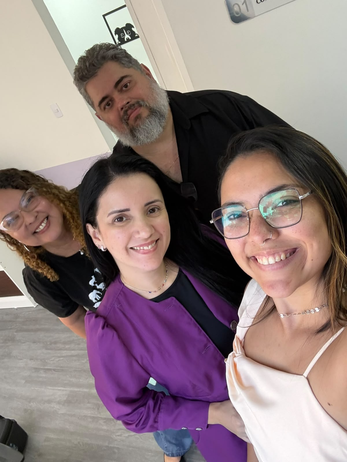 Dra. Paula com equipe e tutores no consultório