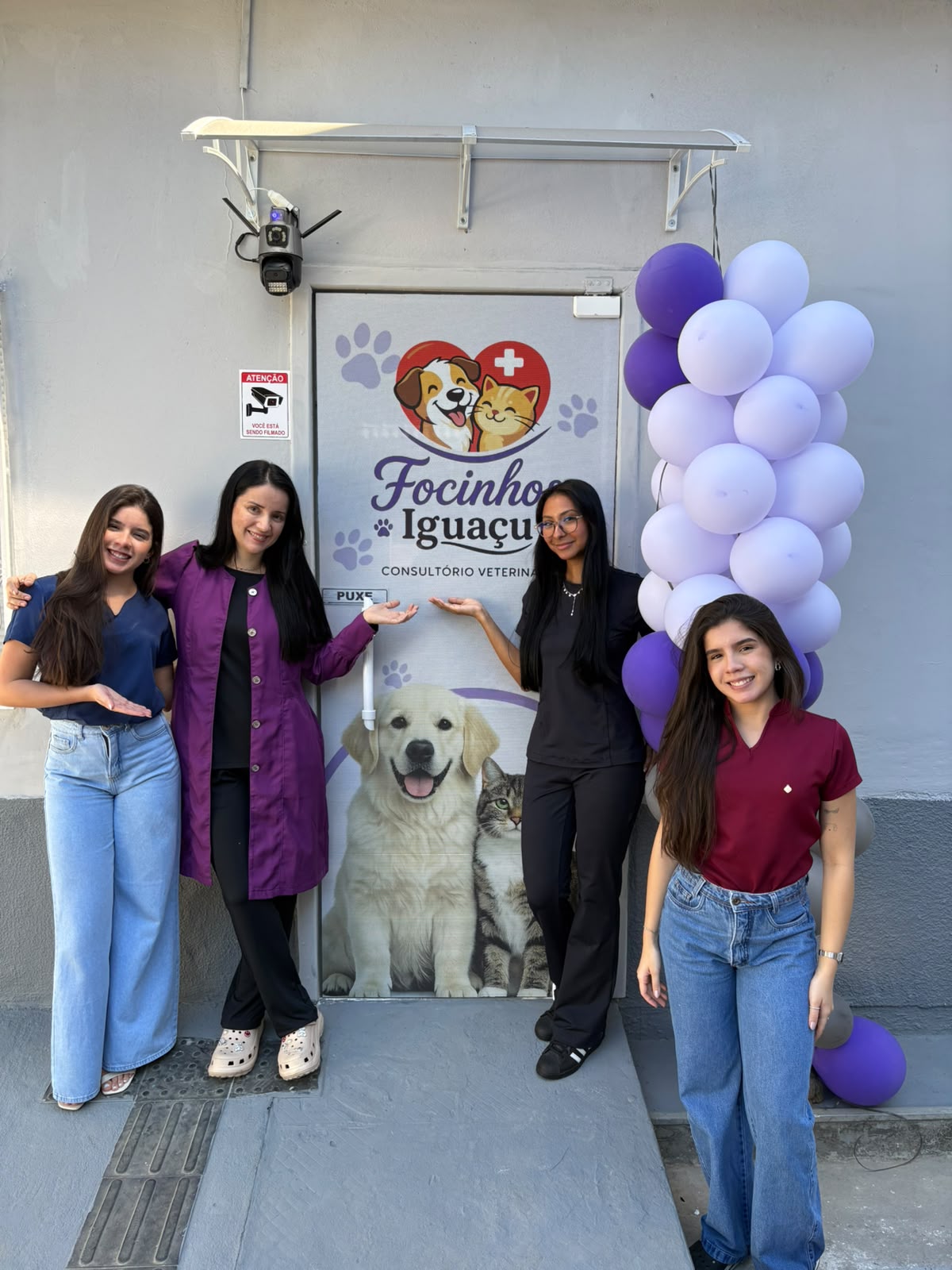Equipe Focinhos Iguaçu na entrada do consultório