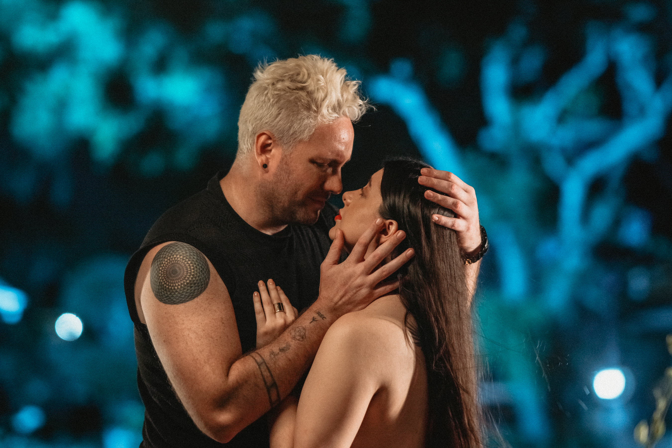 Ana and Leo intimate moment in DE CABEZA
