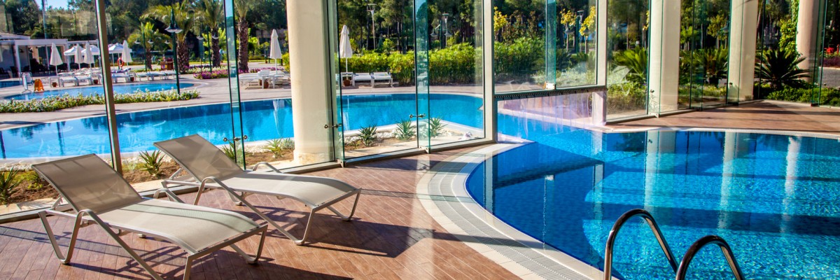 Clean residential swimming pool in Palm Beach Gardens FL