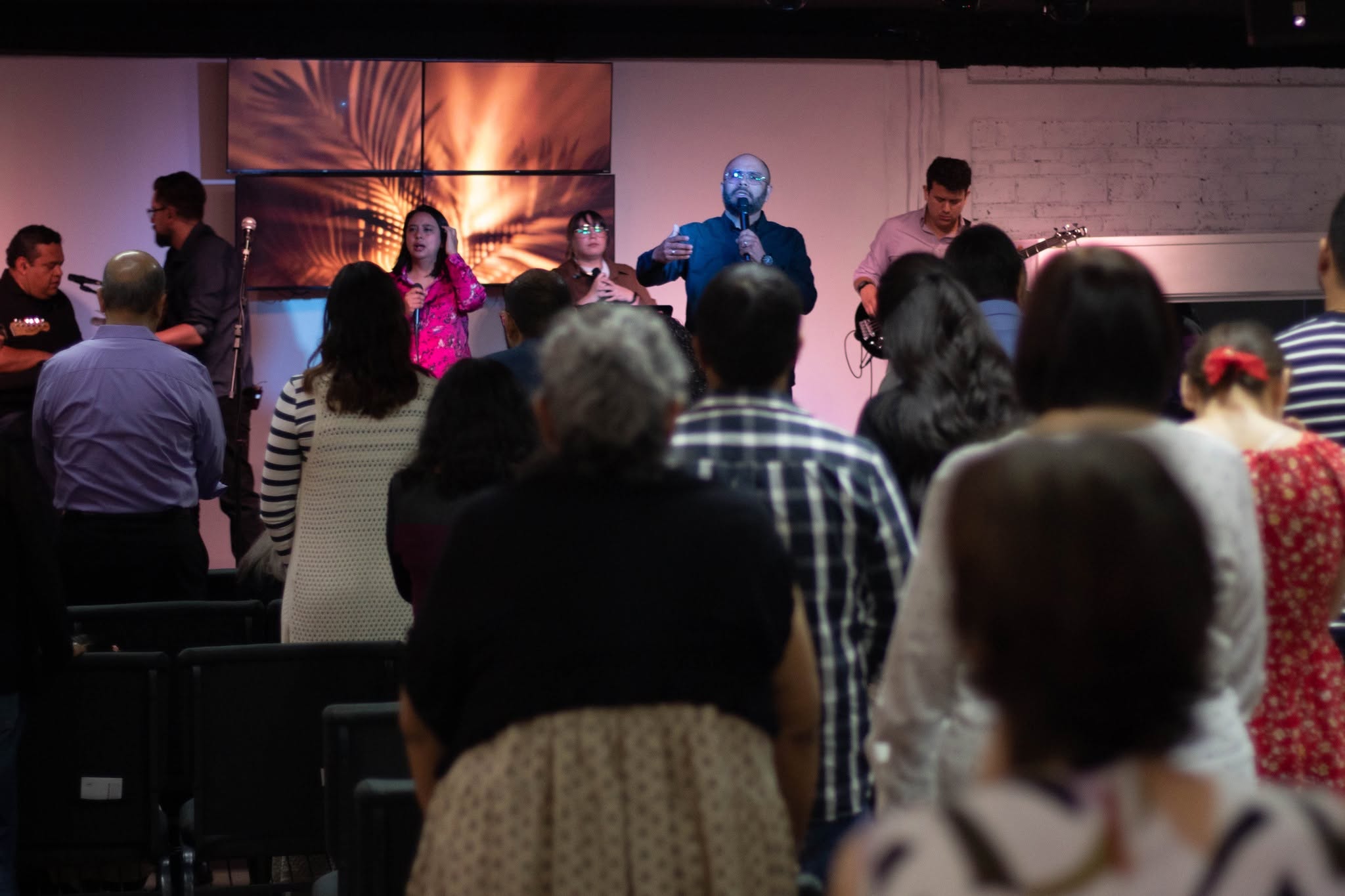 Tiempo de alabanza y oración en Iglesia Renueva Chihuahua