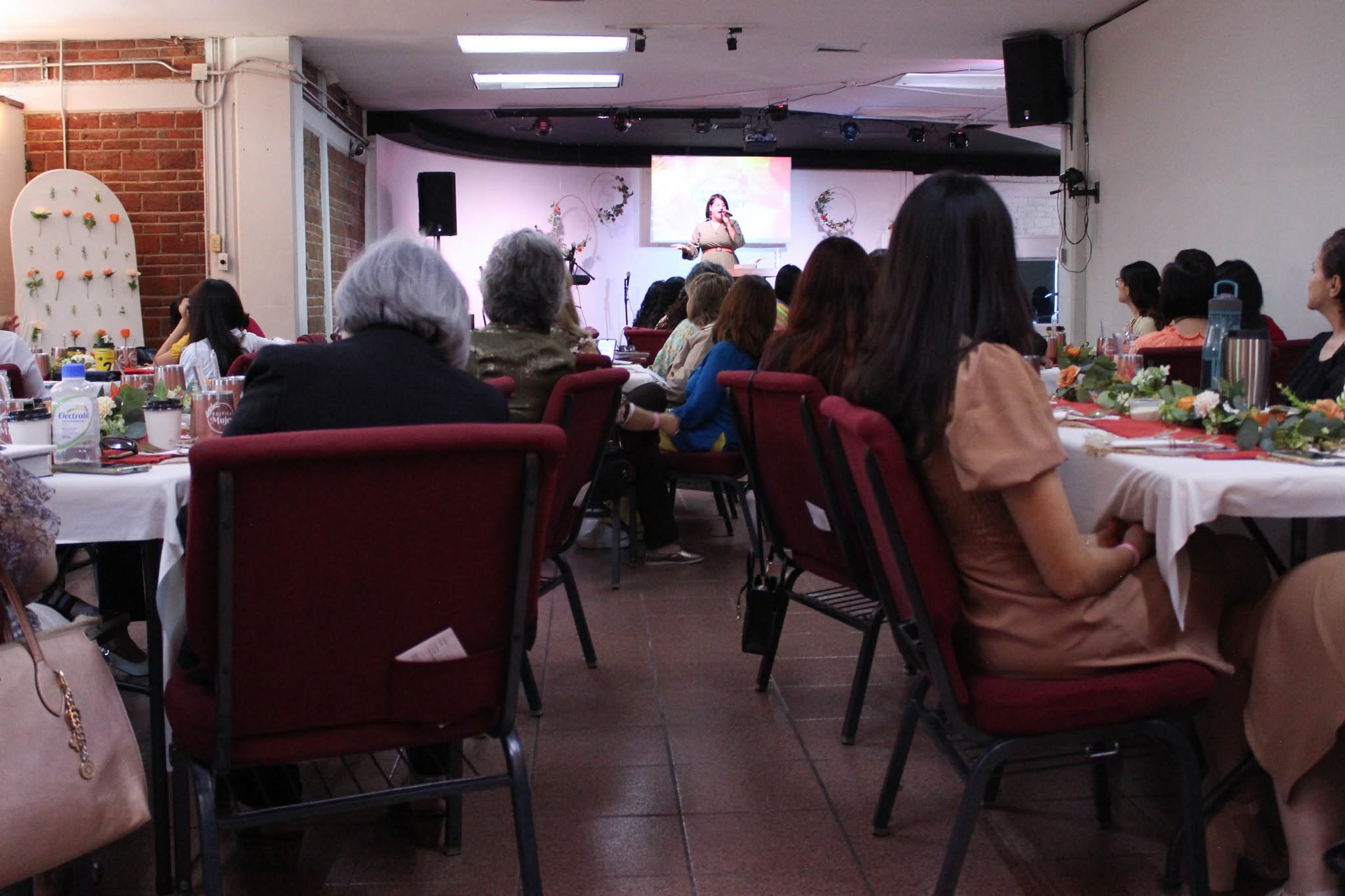 Reunión de Edifica Mujer en Iglesia Renueva Chihuahua