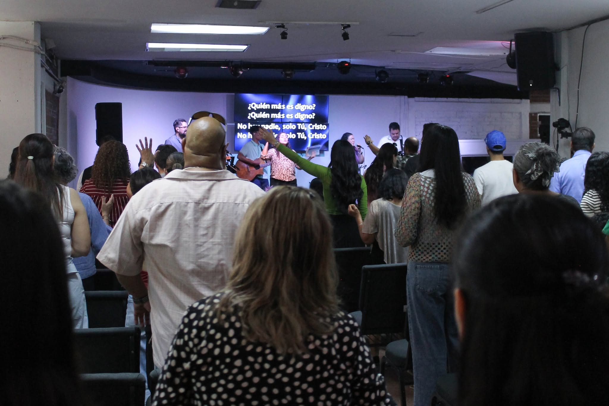 Congregación de Iglesia Renueva durante la adoración, Iglesia Renueva Chihuahua