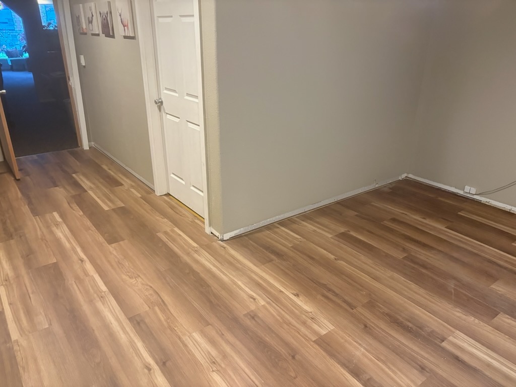Clean flooring edges at the corners by Bruin Builders