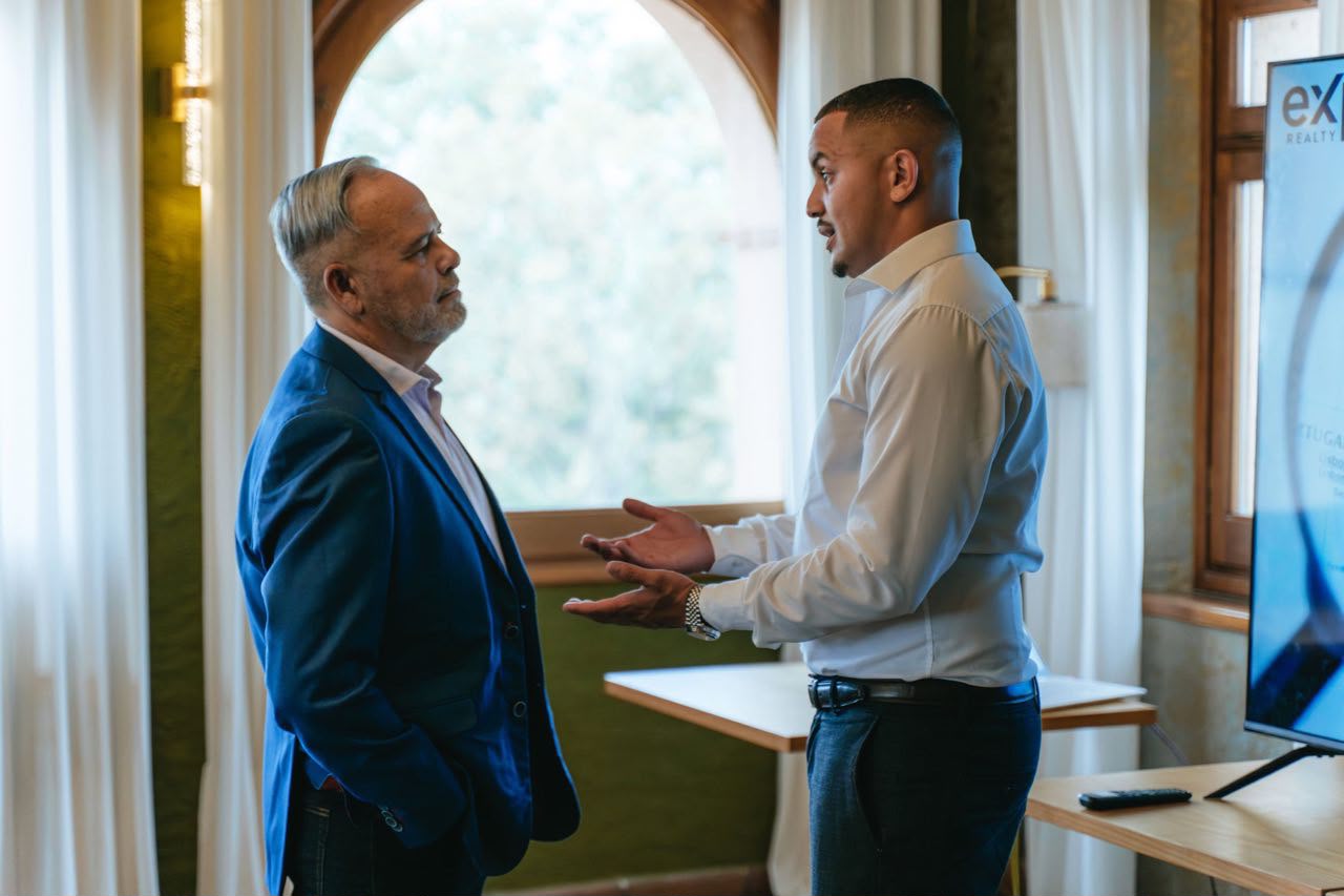 Abel El Hamdaoui atendiendo a un cliente