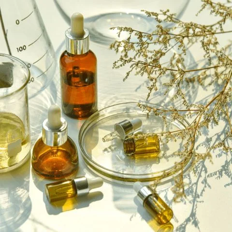 Extractos botánicos y aceites esenciales en laboratorio