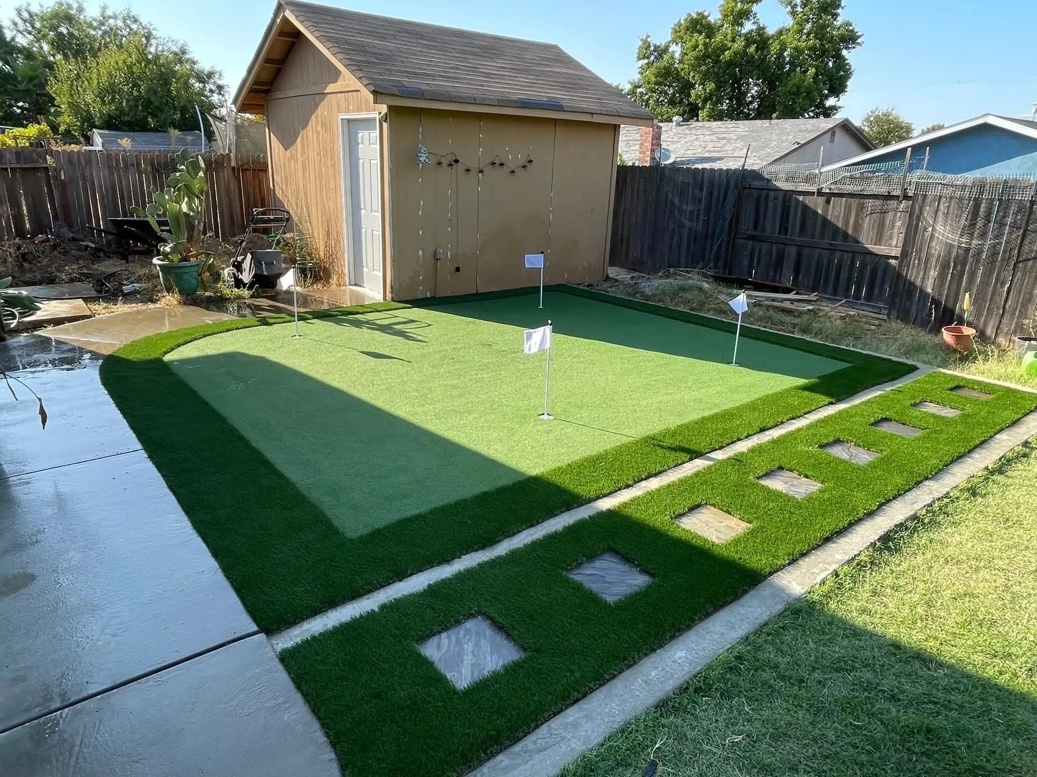 Backyard 3-Cup Putting Green with Embedded Steppers