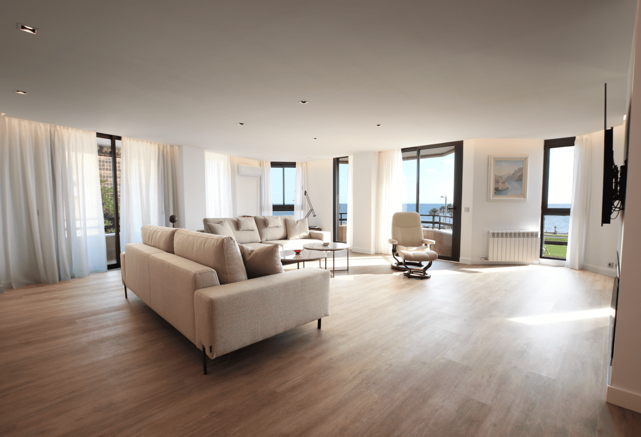 Proyecto A 64 — Salón y ventanales con vistas en Mallorca por DRD Home