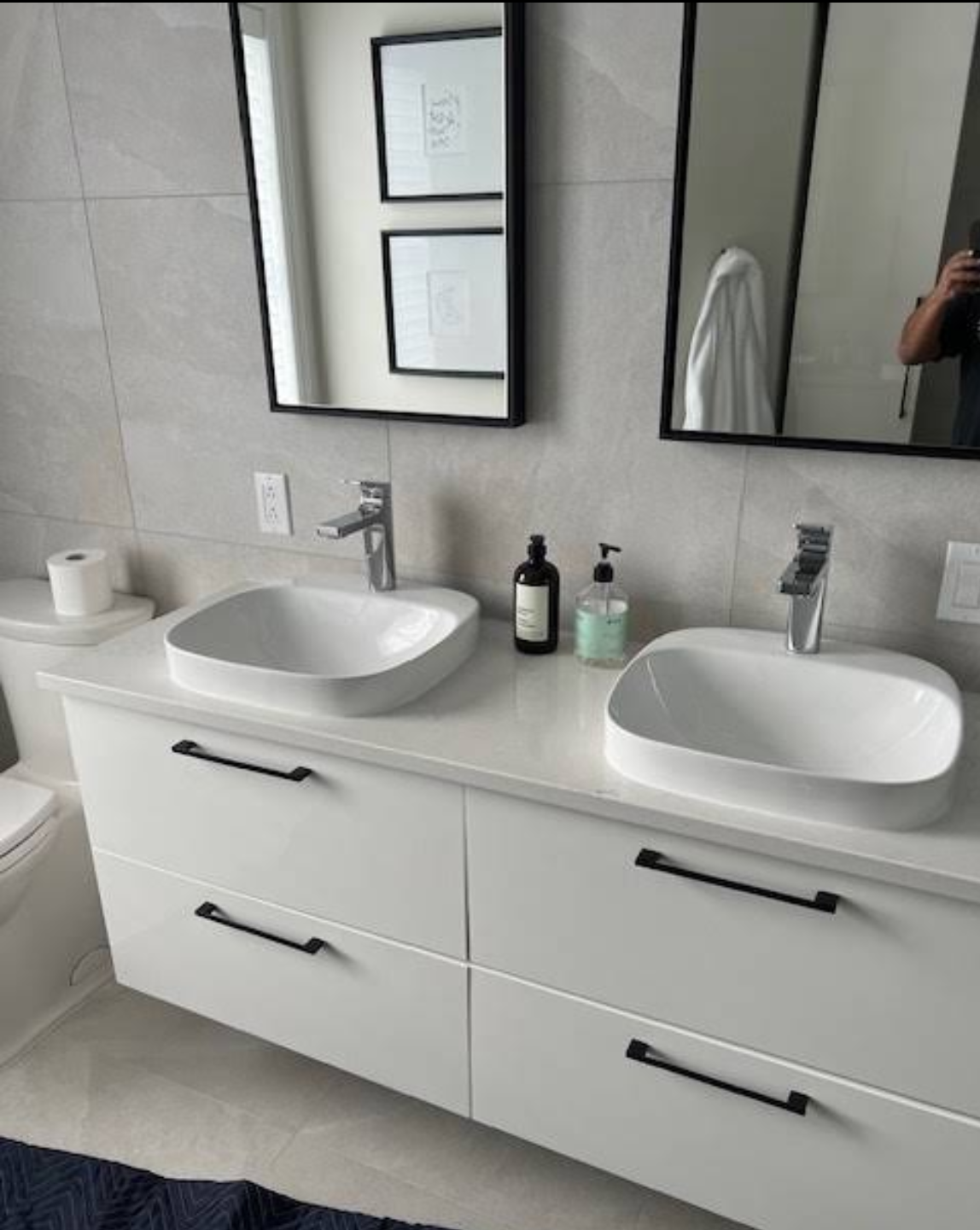 Double vasque contemporaine avec robinetterie noire et grand miroir double