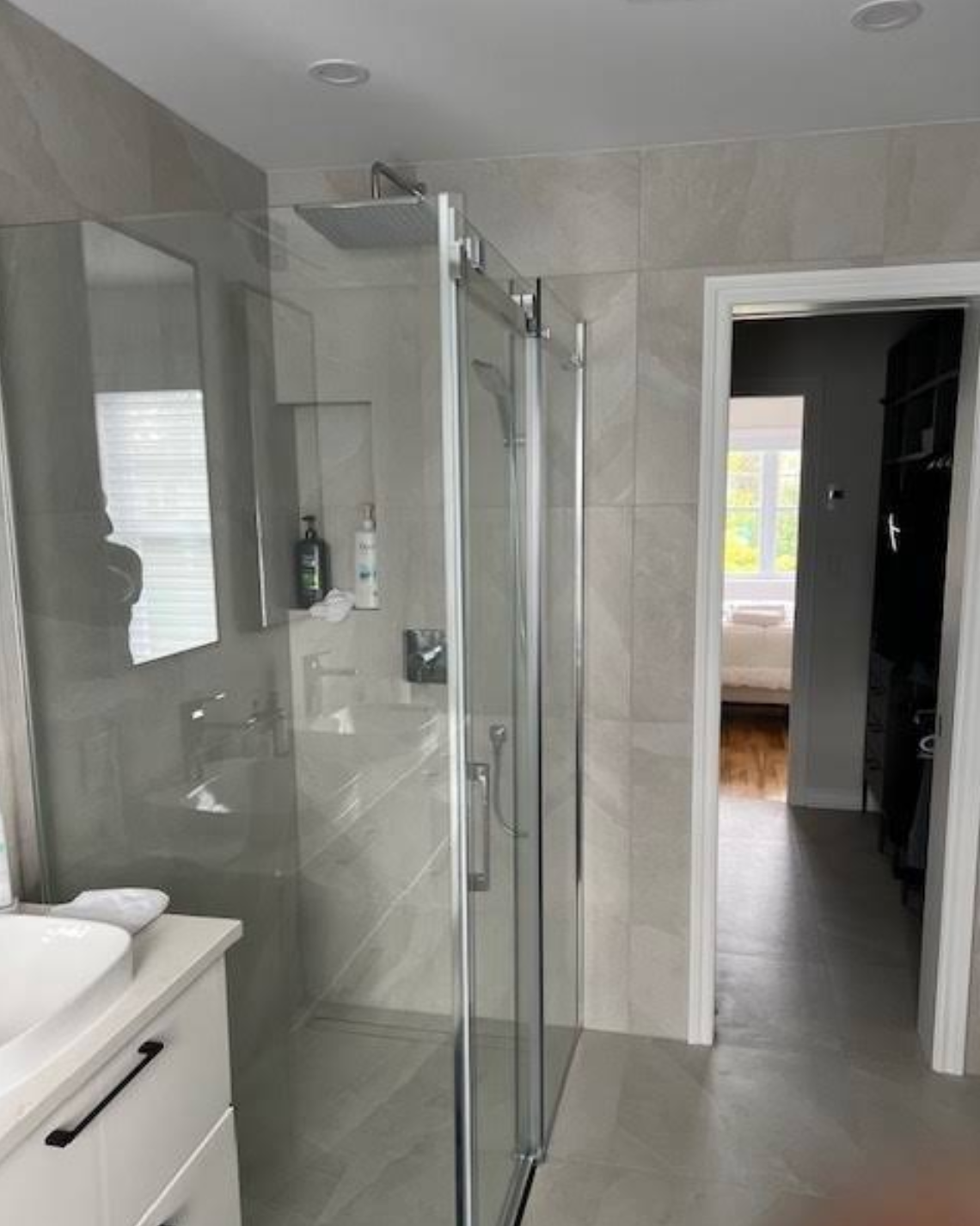 Douche italienne en verre transparent avec colonne pluie encastrée