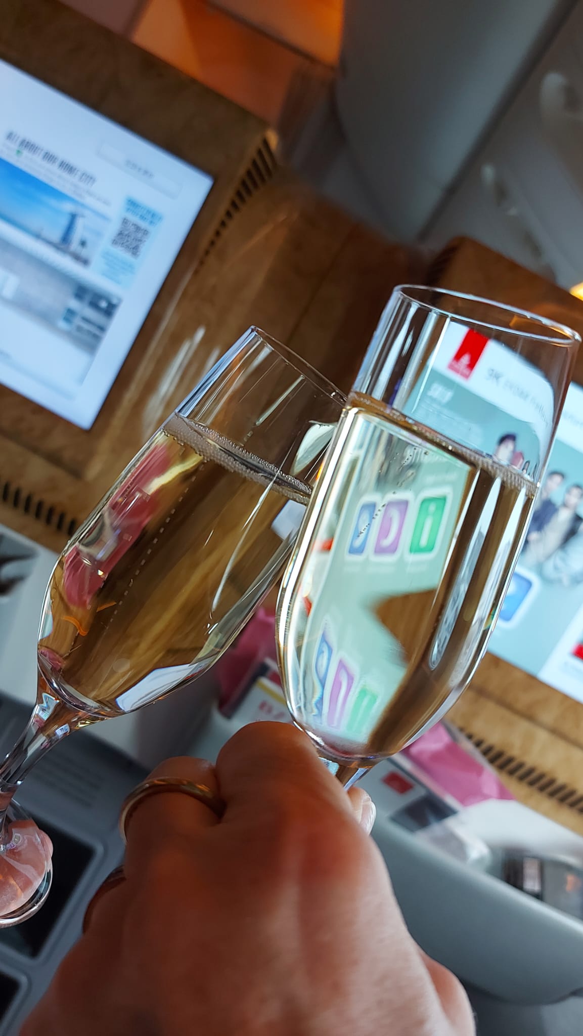 Champagner anstoßen an Bord in der Business Class