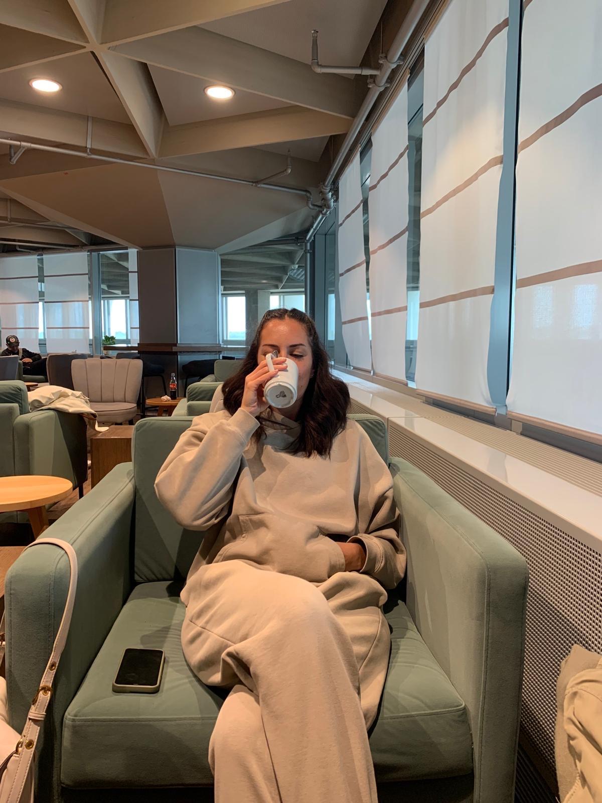Kaffee-Moment in der Airport Lounge