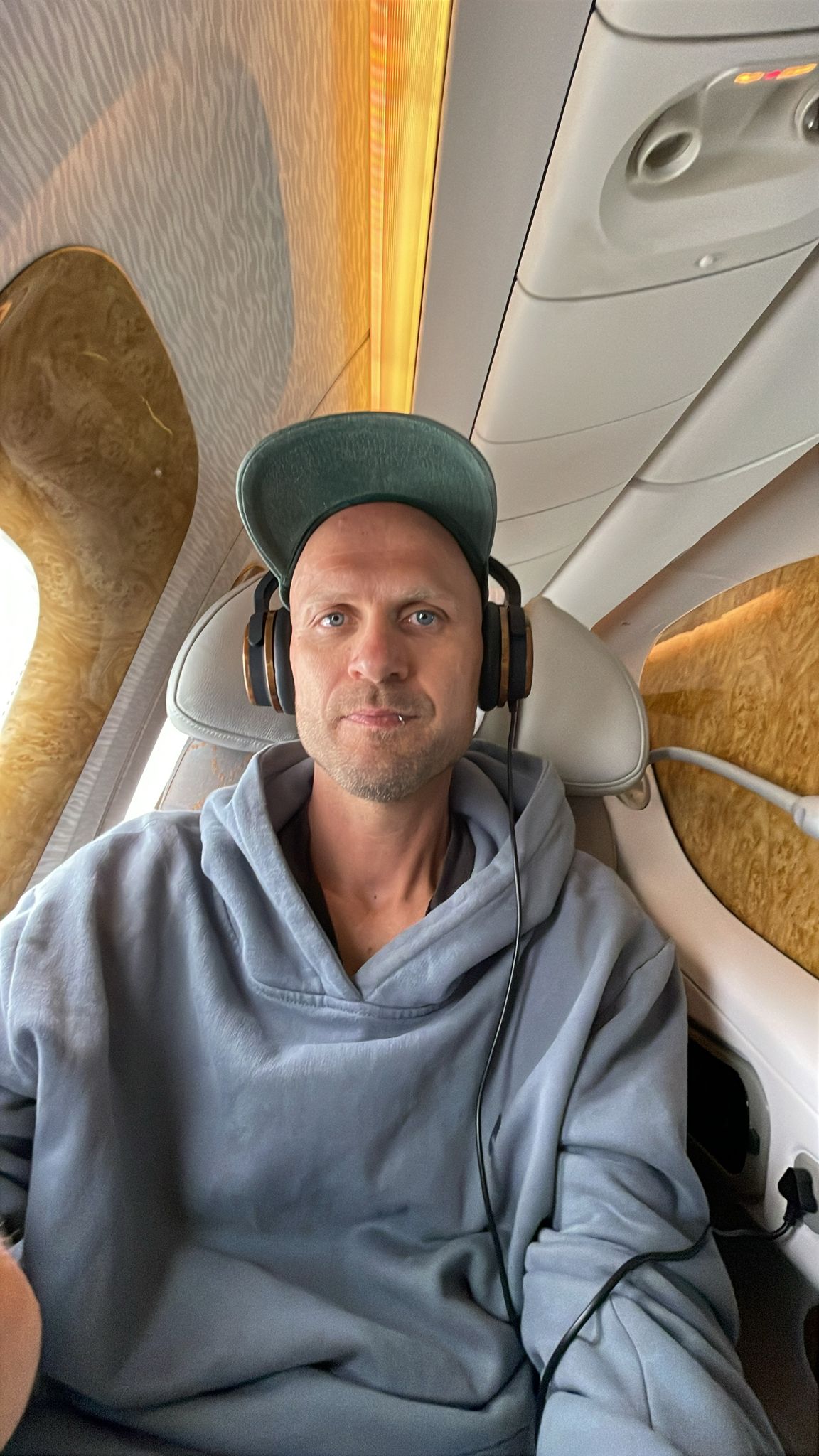 Teilnehmer in der Business Class mit Kopfhörern