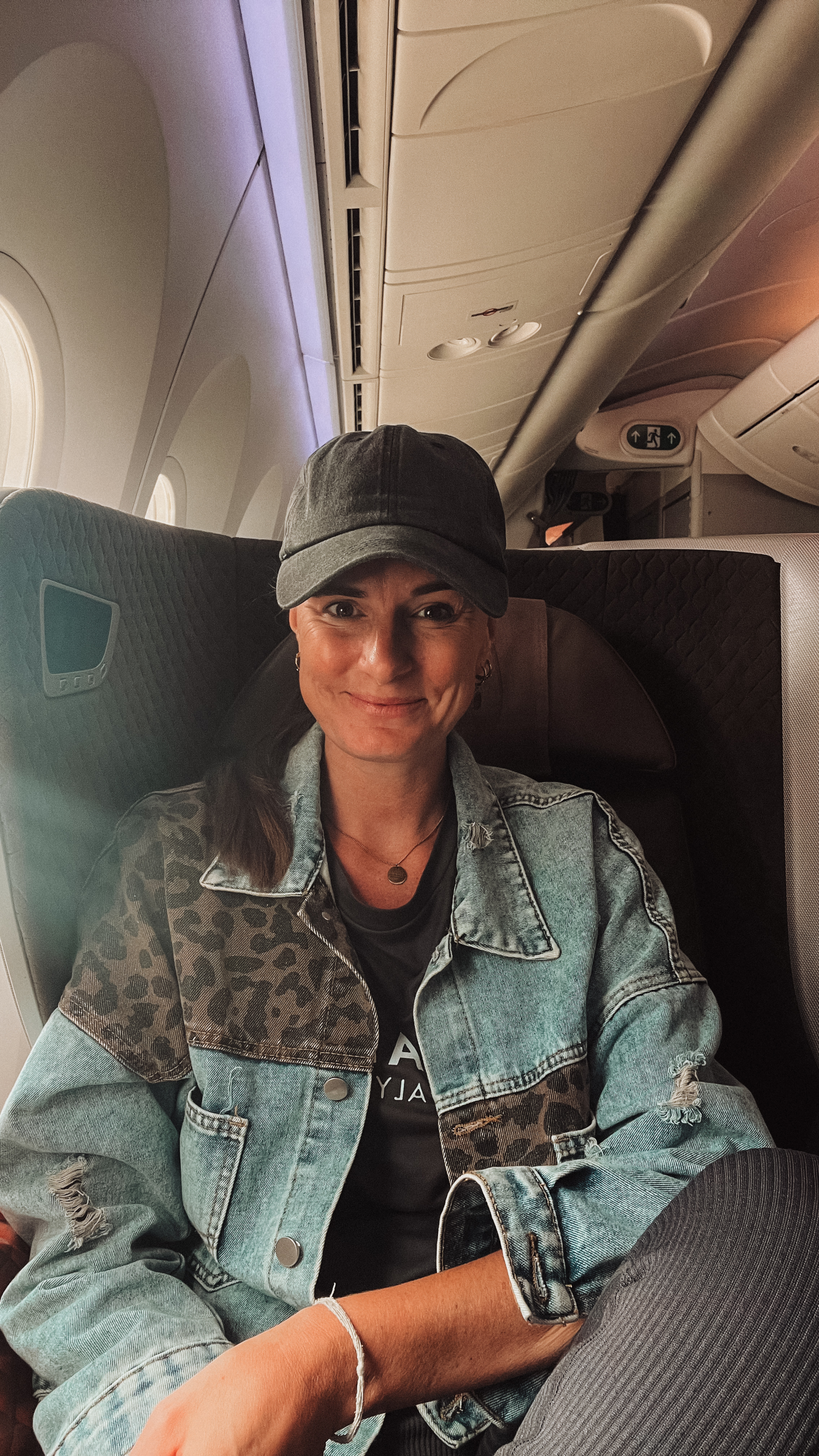 Antje entspannt im Business Class Sitz