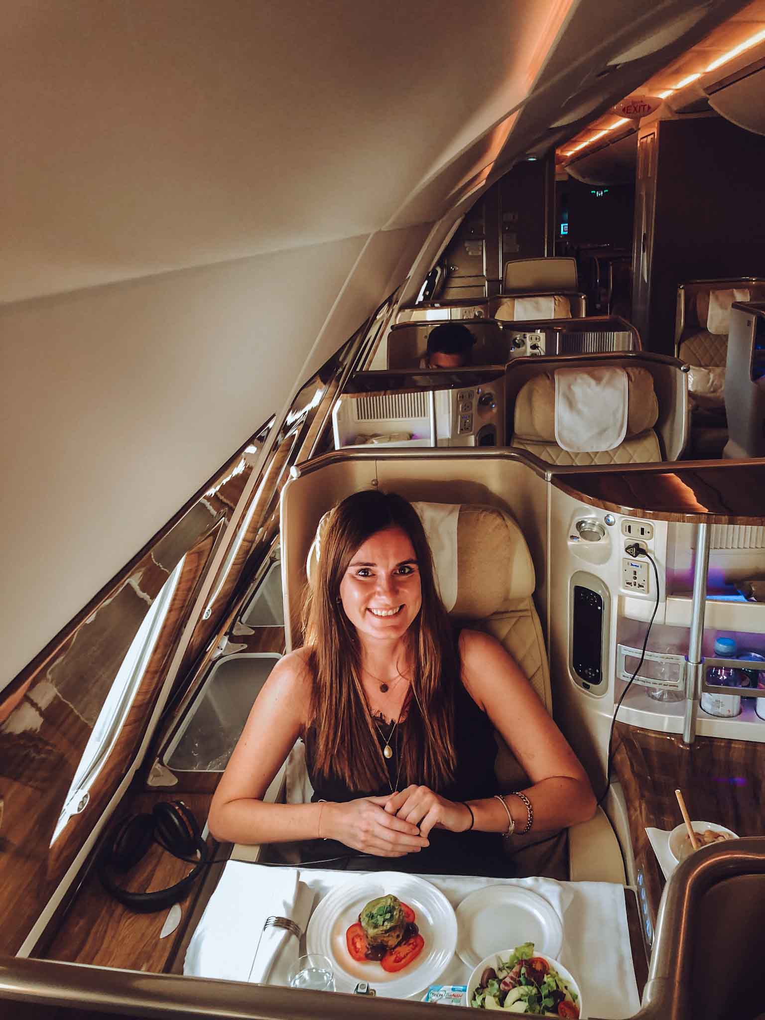 Antje beim Dinner in der Business Class