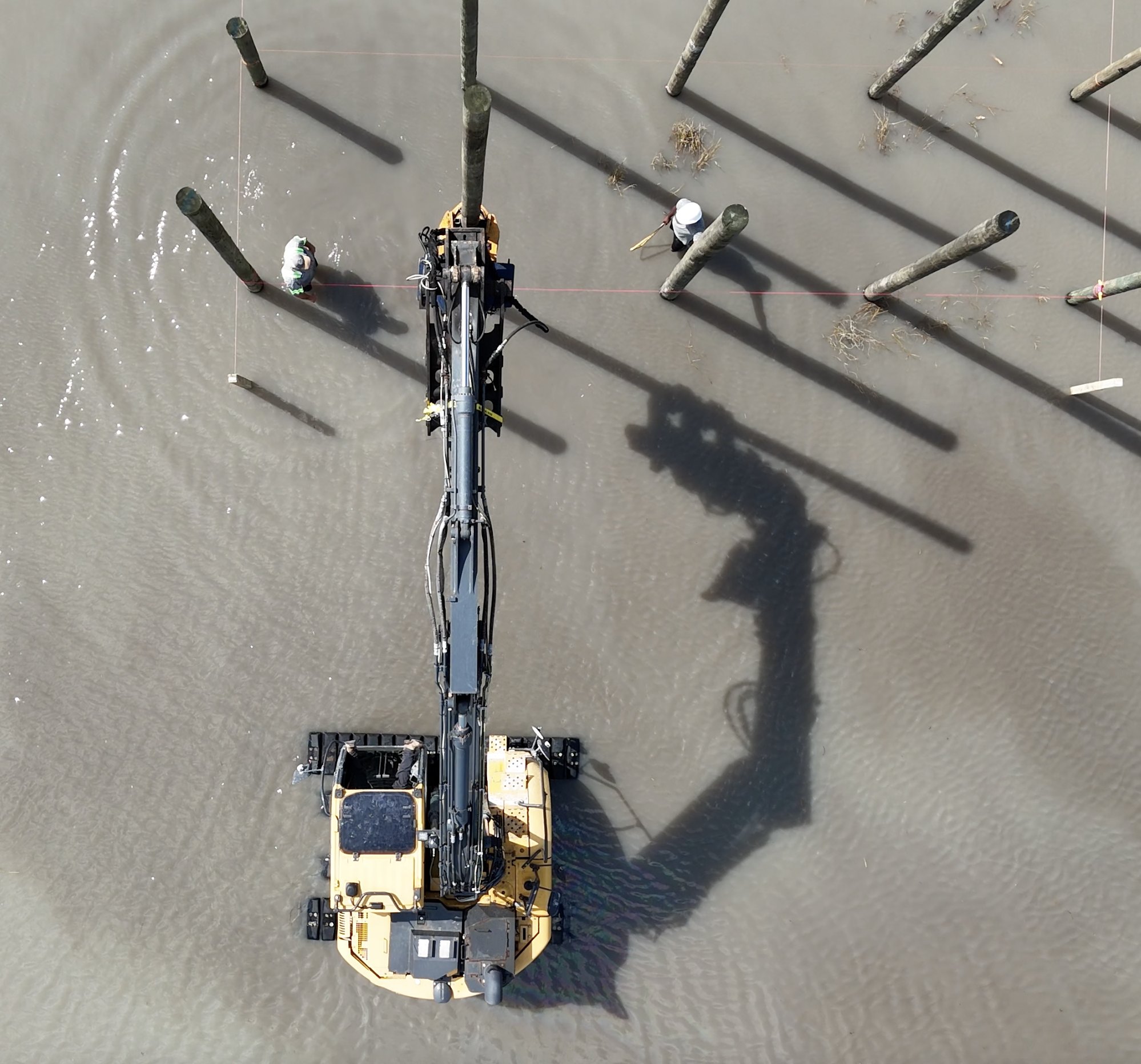 Hincado de pilotes con excavadora y martillo vibratorio