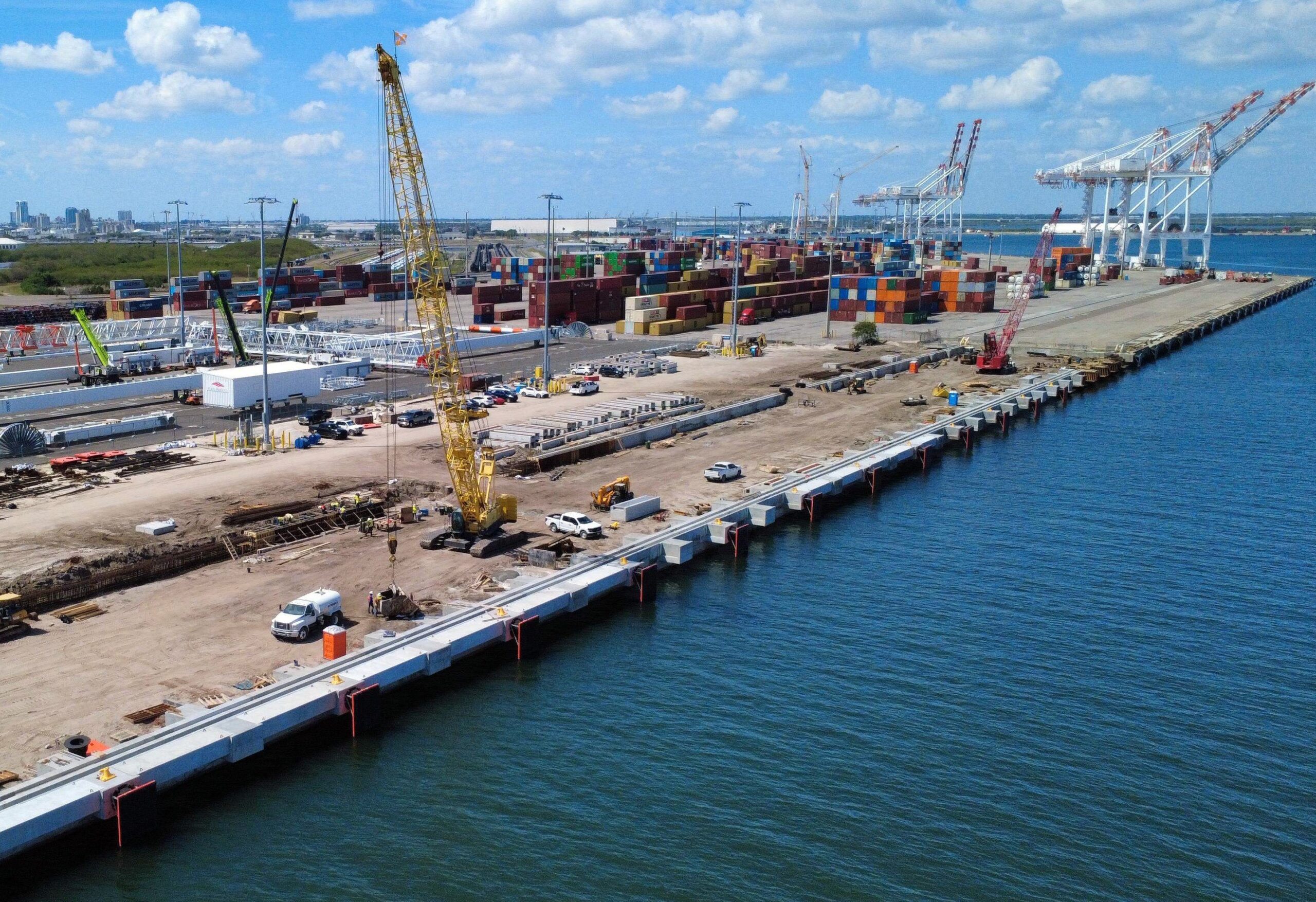 Vista aérea de las obras en el muelle del atracadero 214 en Port Tampa Bay, Florida