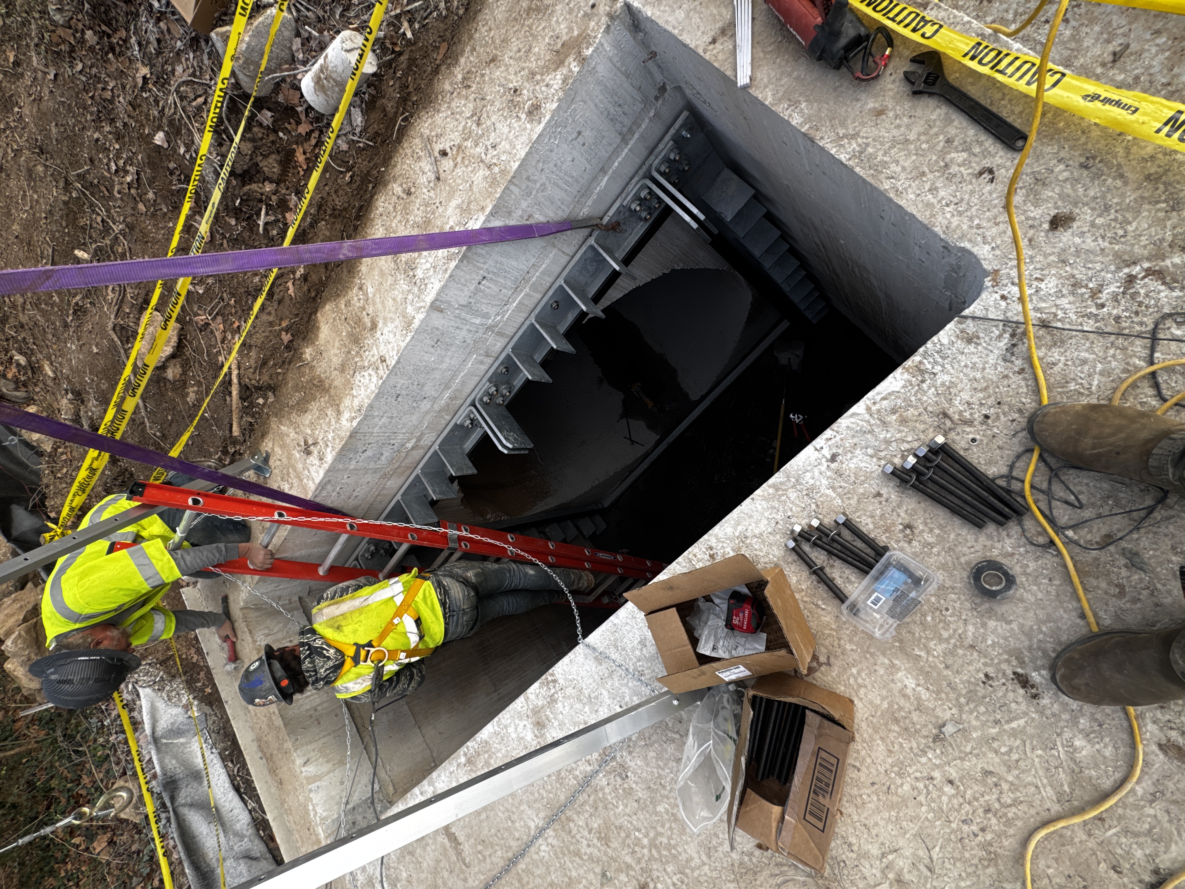 Cuadrilla instalando dispositivo de prevención de reflujo en la estructura del dique R.M. Clayton