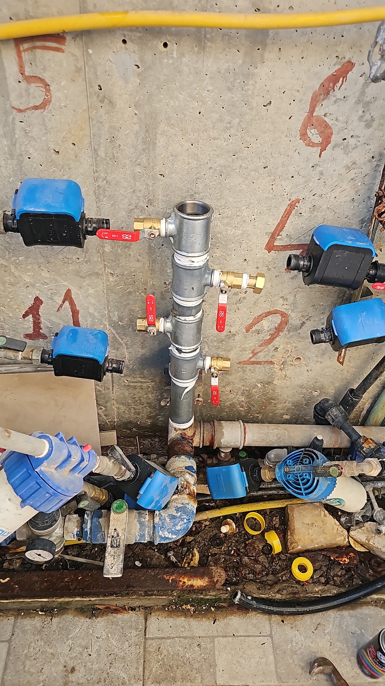 מערכת צנרת ומדי מים בבניין
