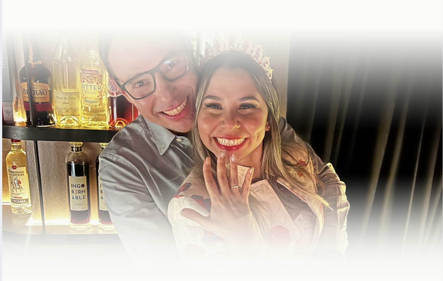 Gabriela & Ricardo mostrando el anillo de compromiso