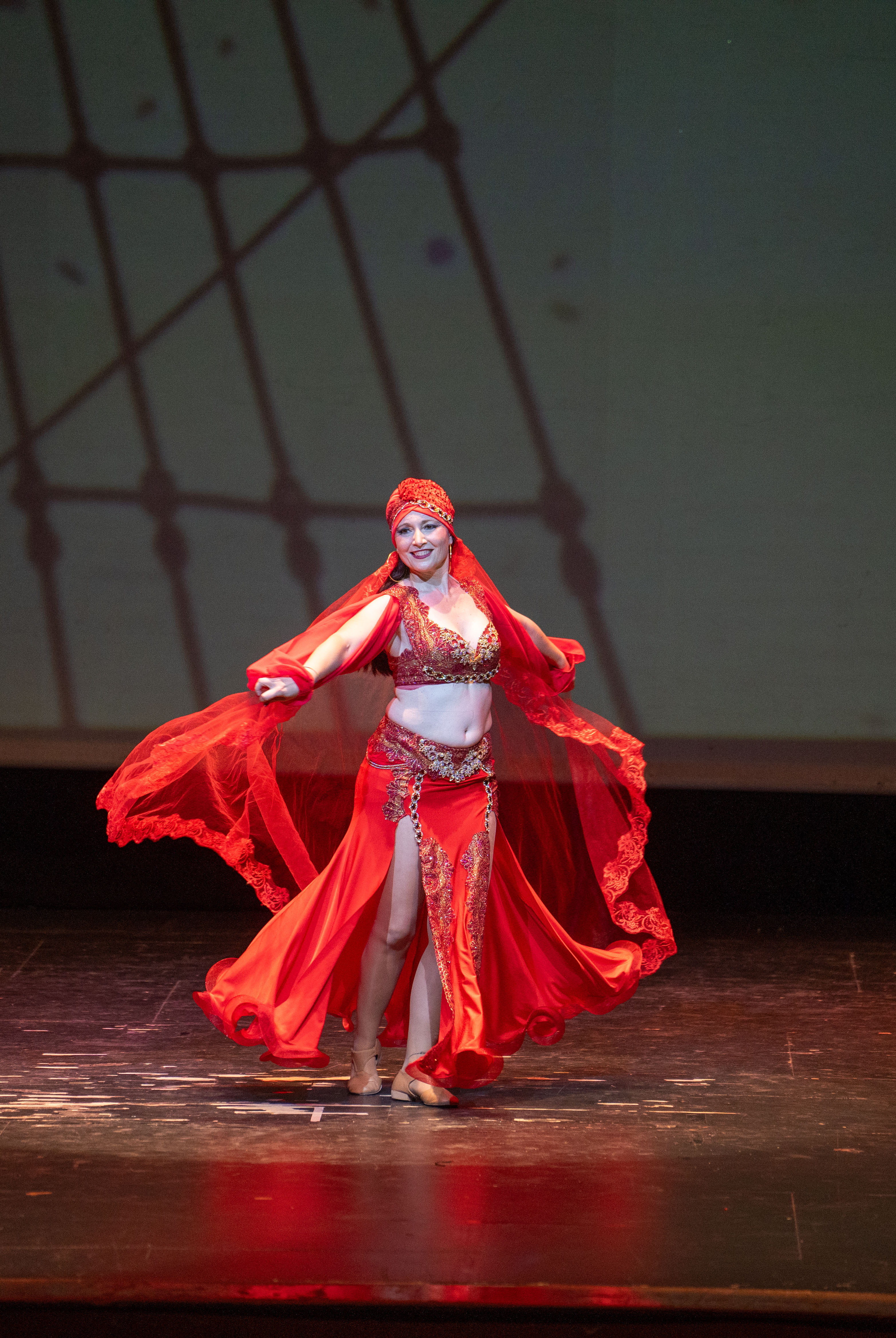 Myrna en directo en el escenario de danza oriental