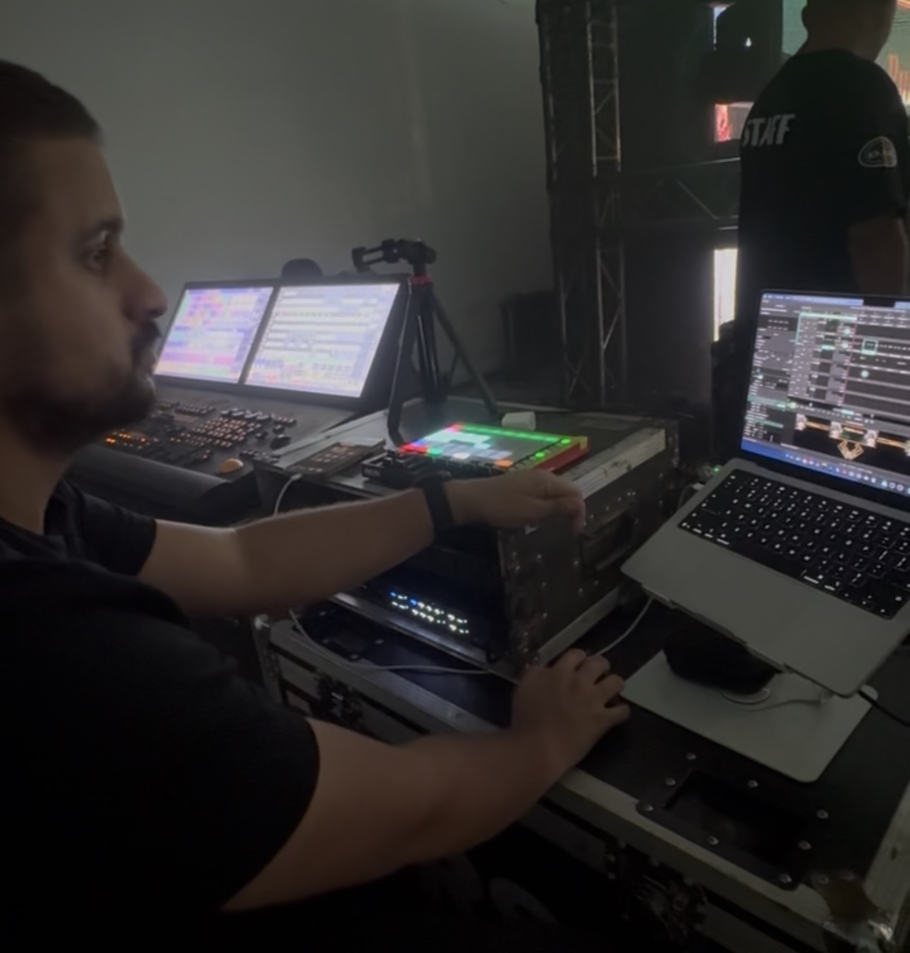 Ángel Figueredo operando Resolume en consola y laptop durante un show en vivo