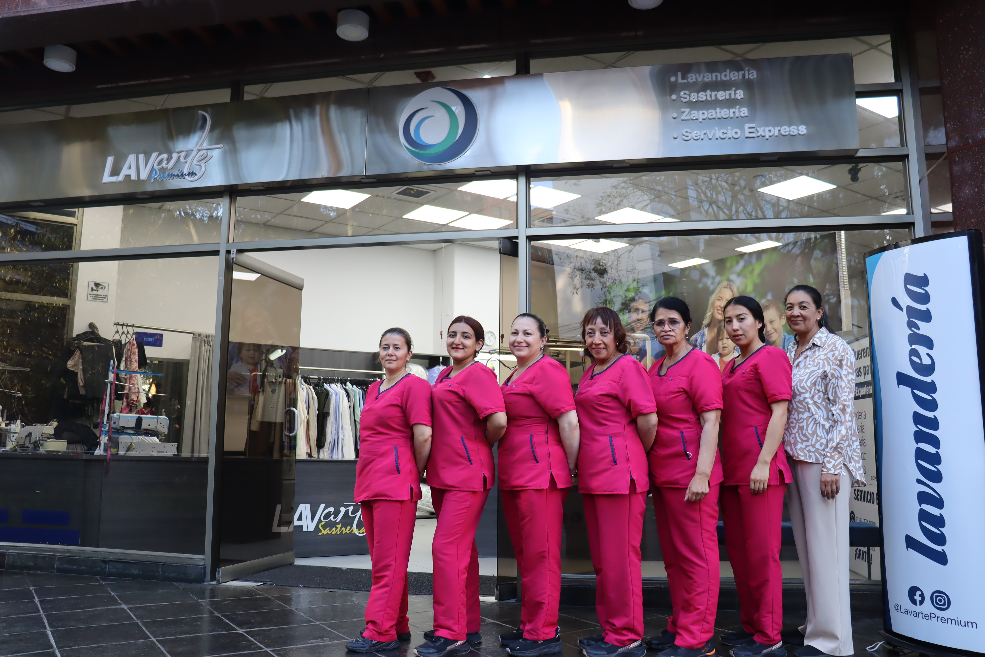 Equipo de profesionales y operarias textiles de Lavarte Premium Bogotá