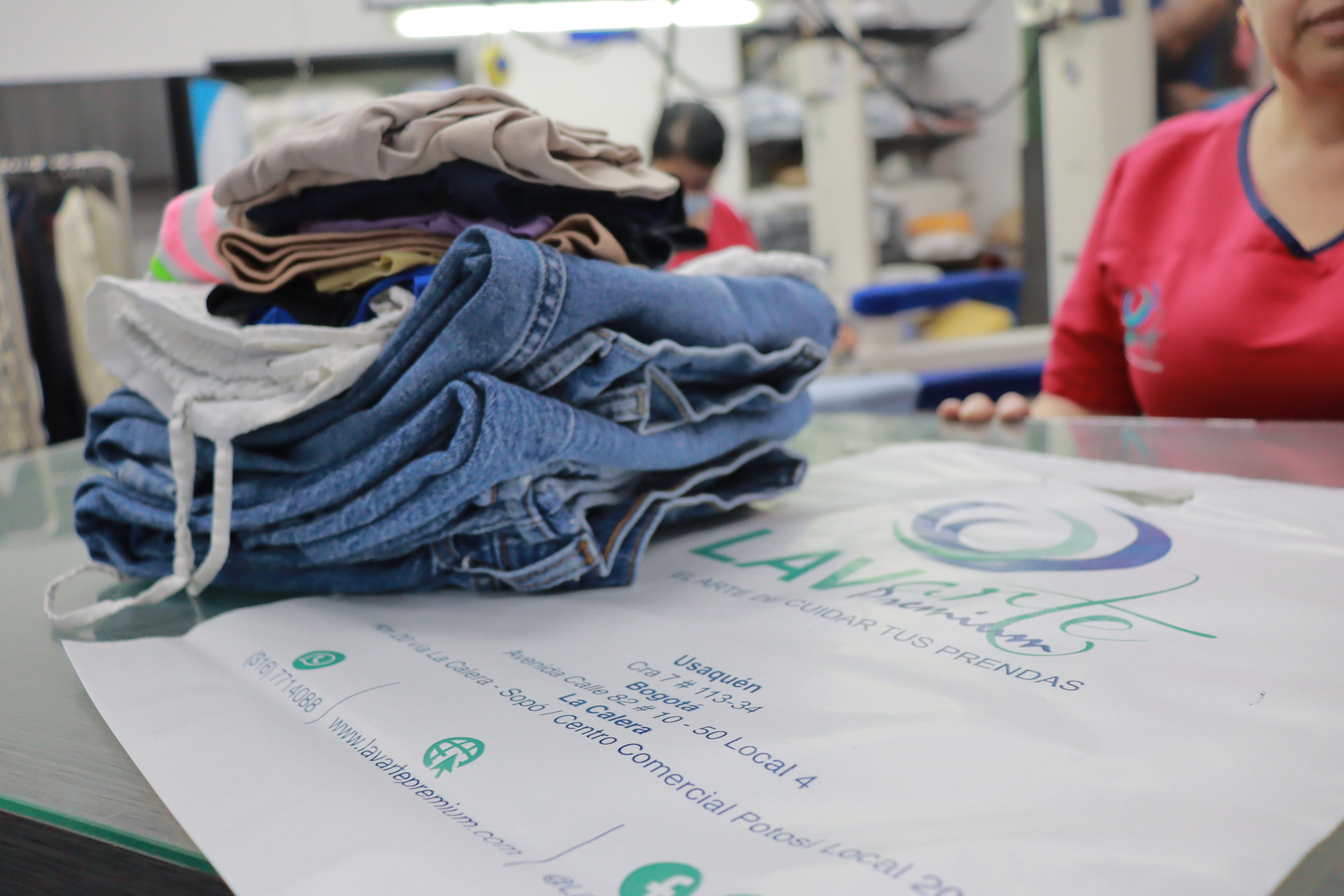 Doblado milimétrico y empaque institucional de ropa de diario en Lavarte Premium