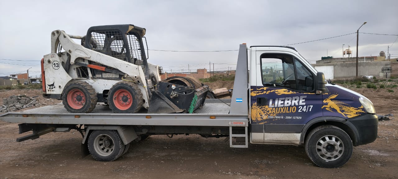 Camión Liebre Auxilio cargando minicargadora bobcat en Neuquén