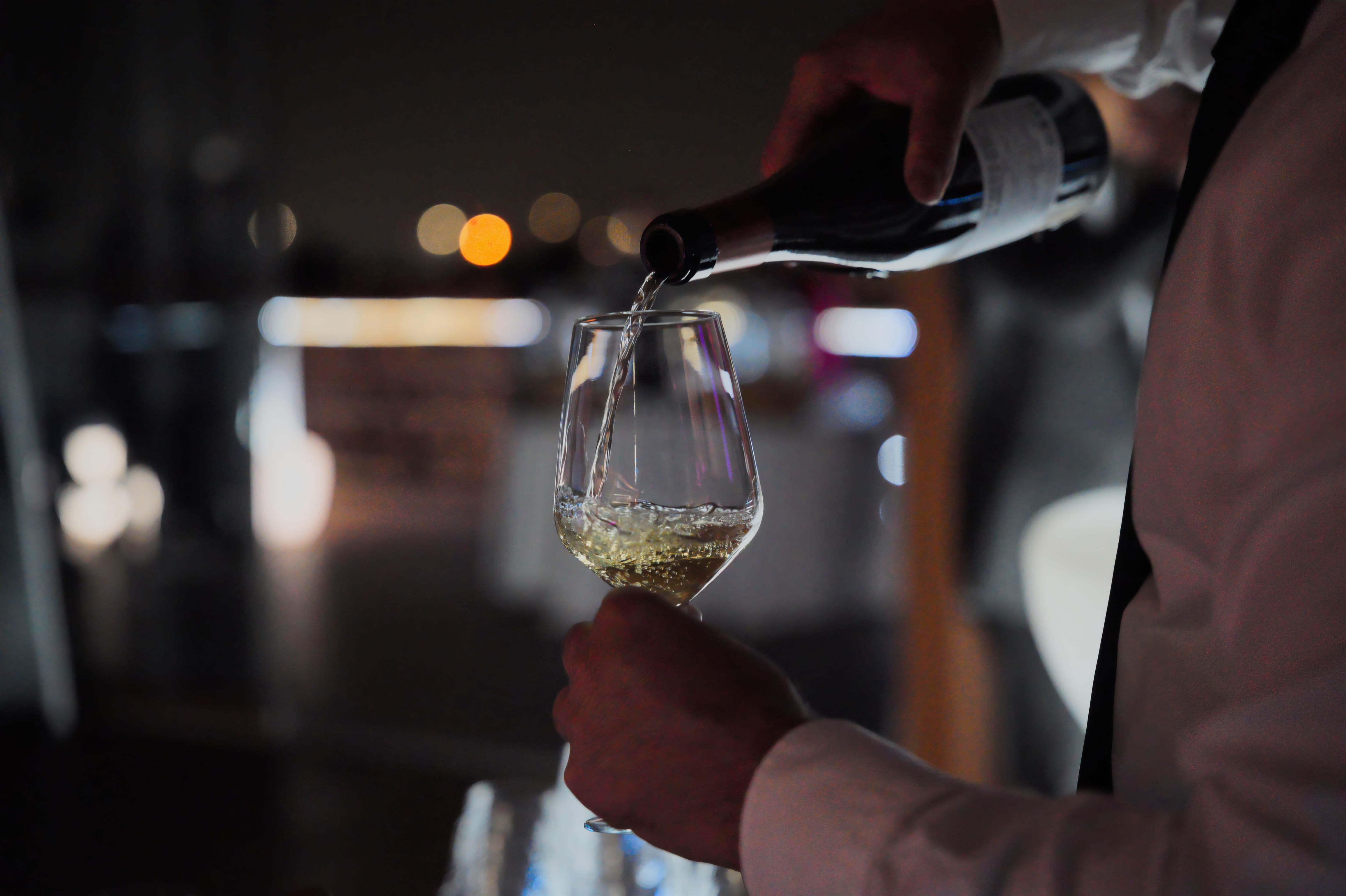 Servizio vino e brindisi durante la serata su RooftopQ41