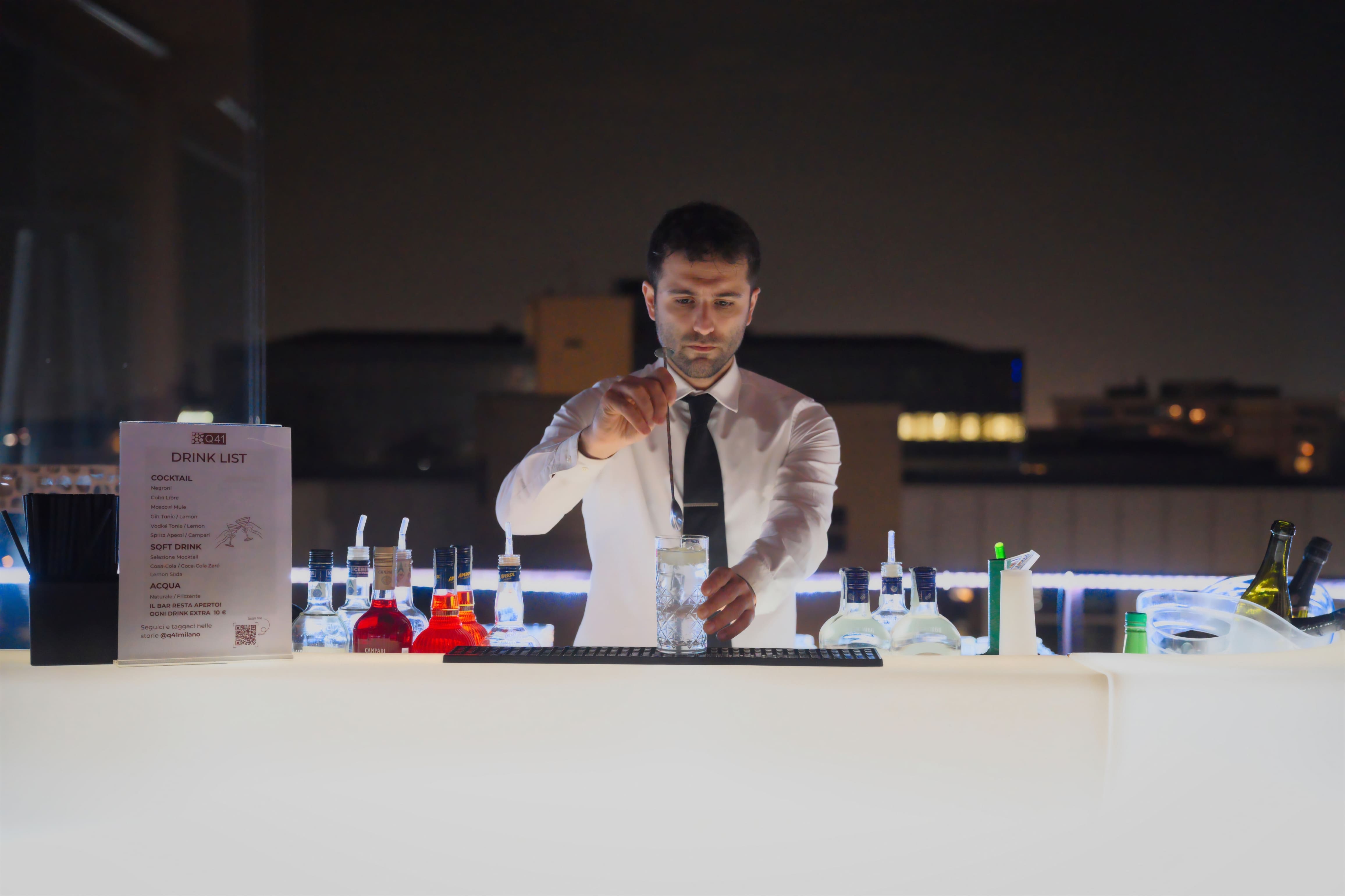 Bartender al cocktail bar durante la serata su RooftopQ41