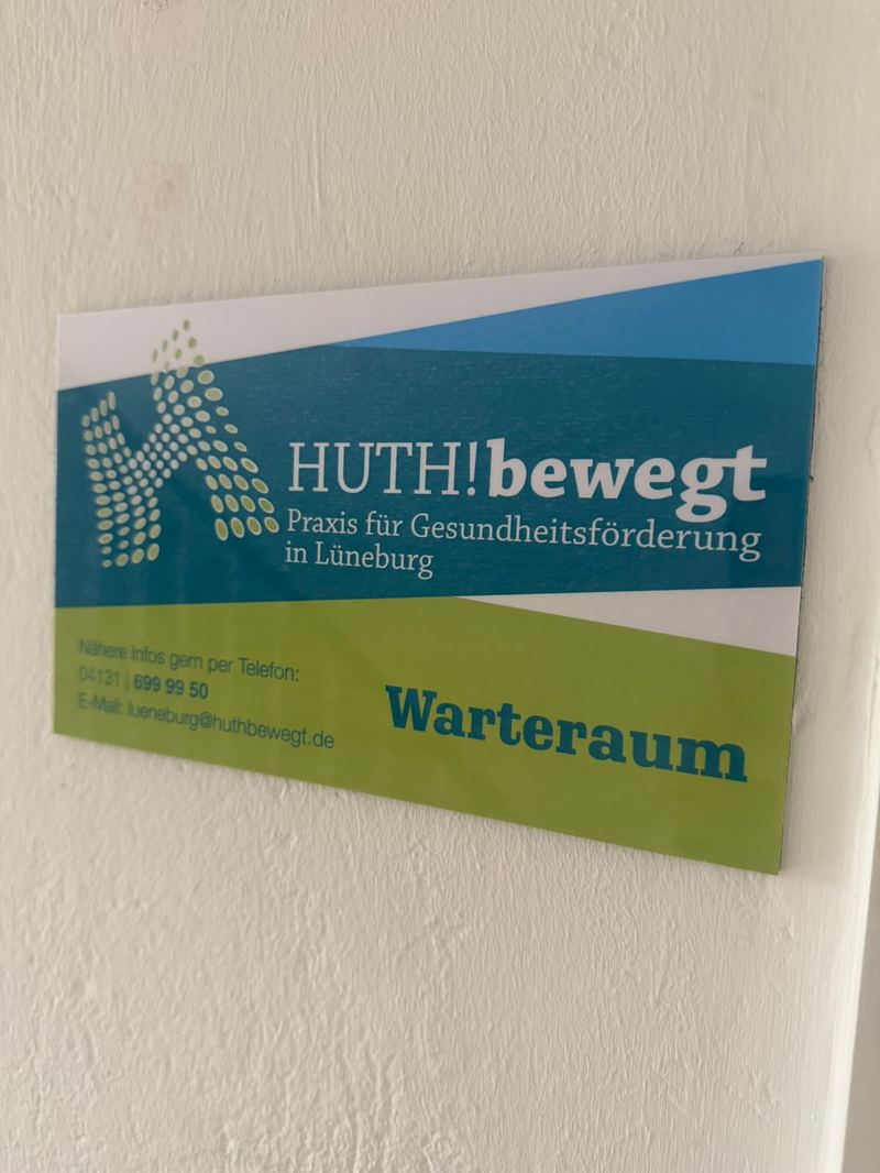 Schild „HUTH!bewegt – Praxis für Gesundheitsförderung in Lüneburg“ mit dem Hinweis Warteraum